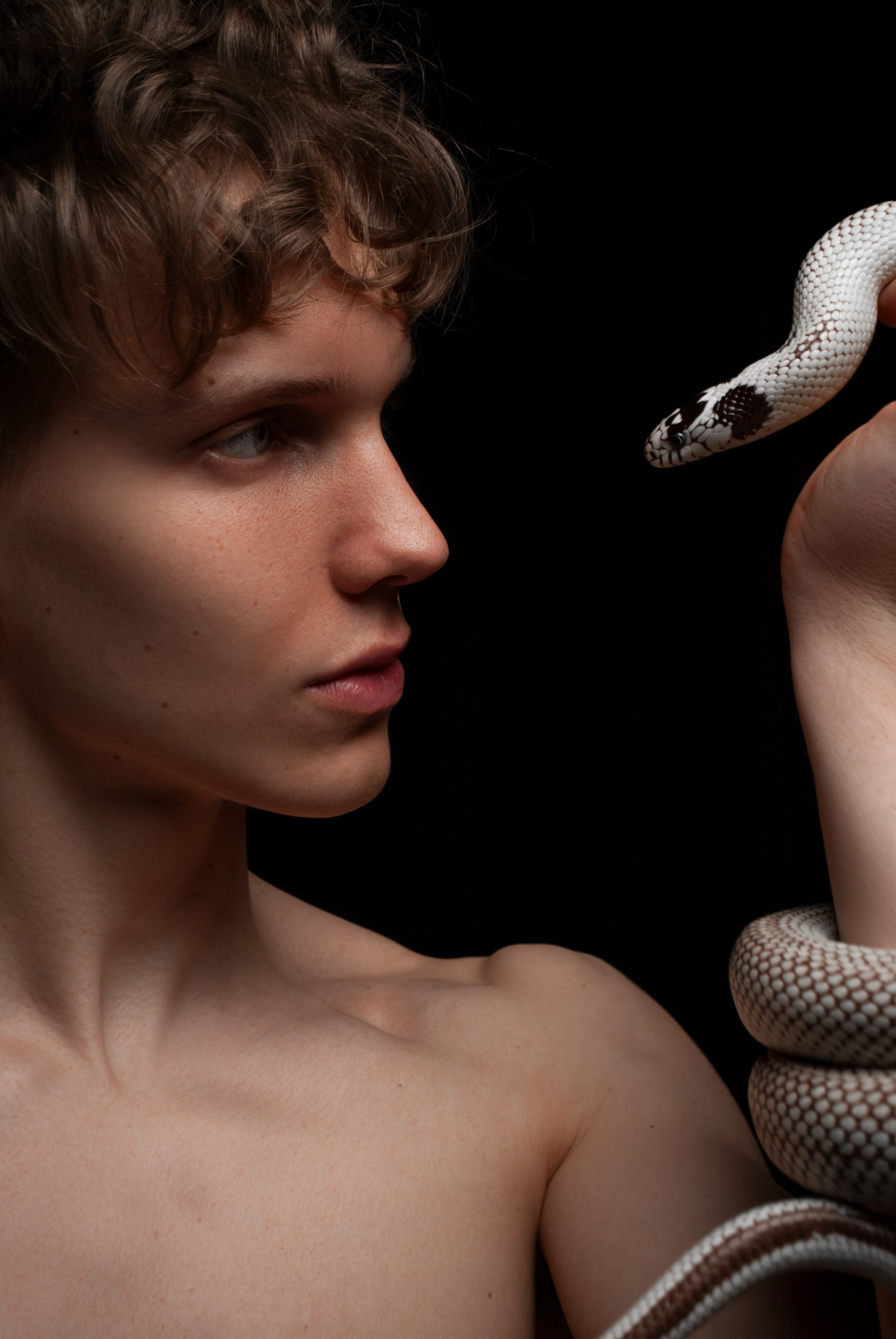 Егор: съёмка со змеёй. Фотограф Белов Тимофей | Красноярск