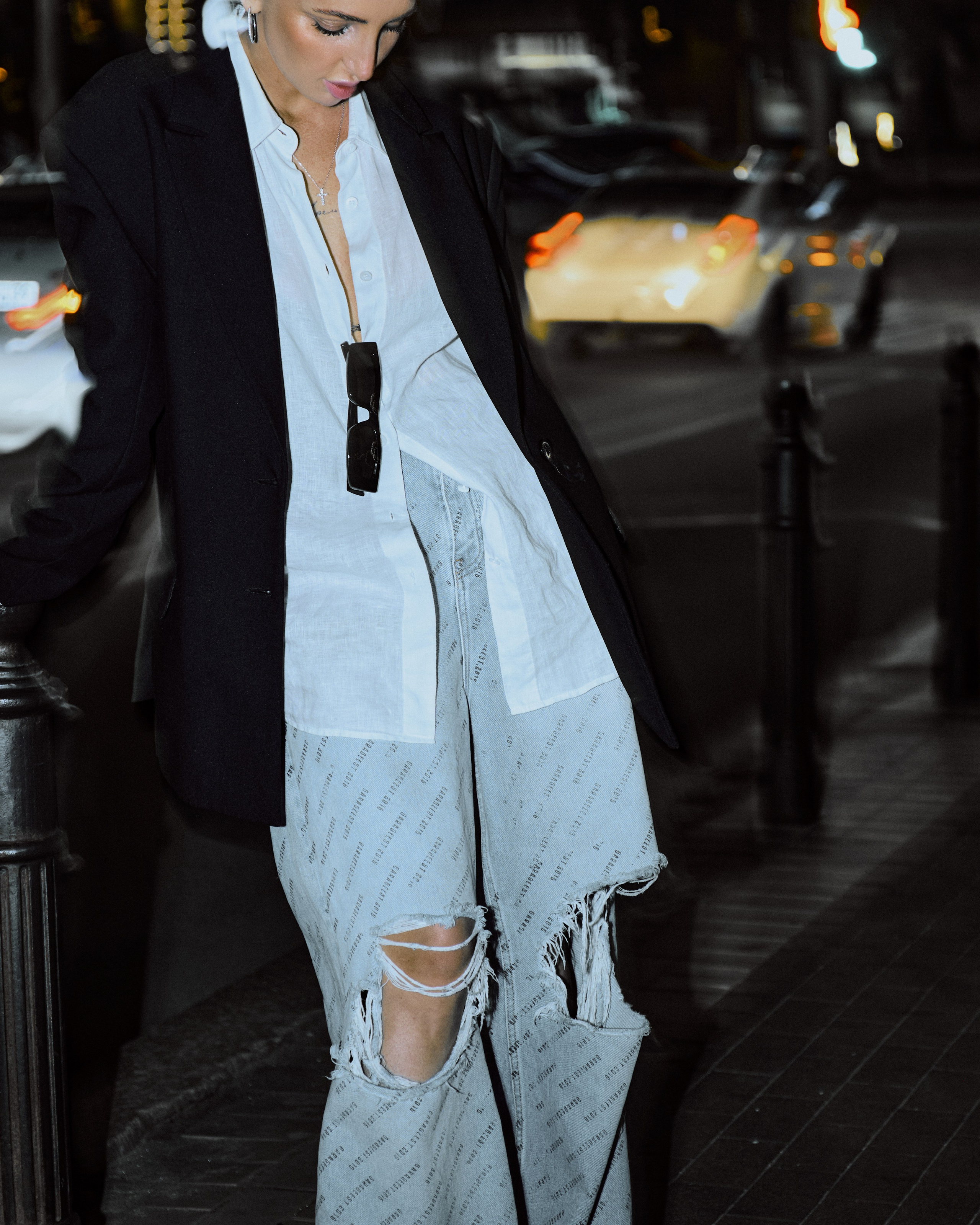 Ночная прогулочная съемка девушки женским фэшен фотографом Екатериной Врублевской в Калининграде напротив ТЦ Европа