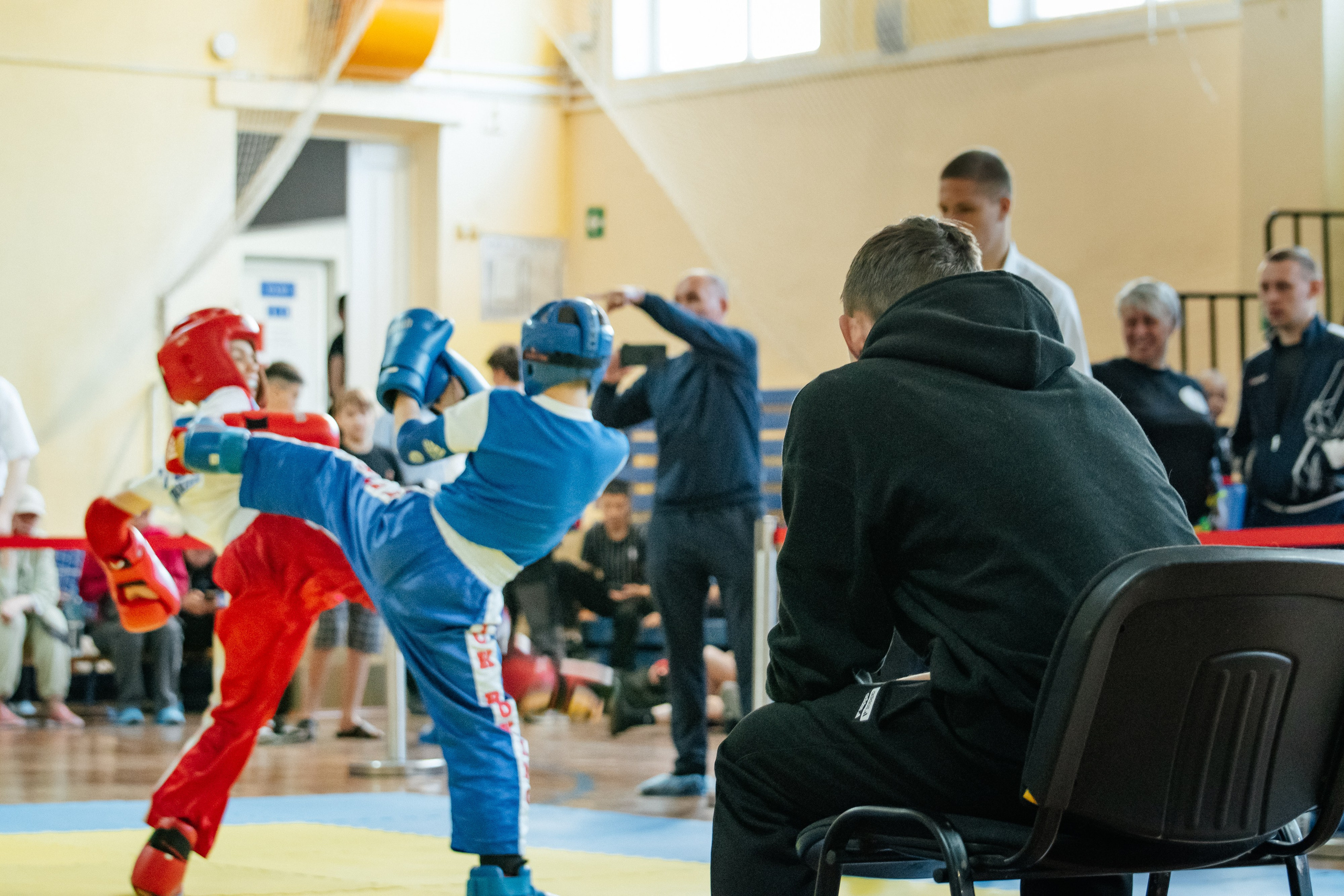 Тренер наблюдает за ударом подопечного противнику