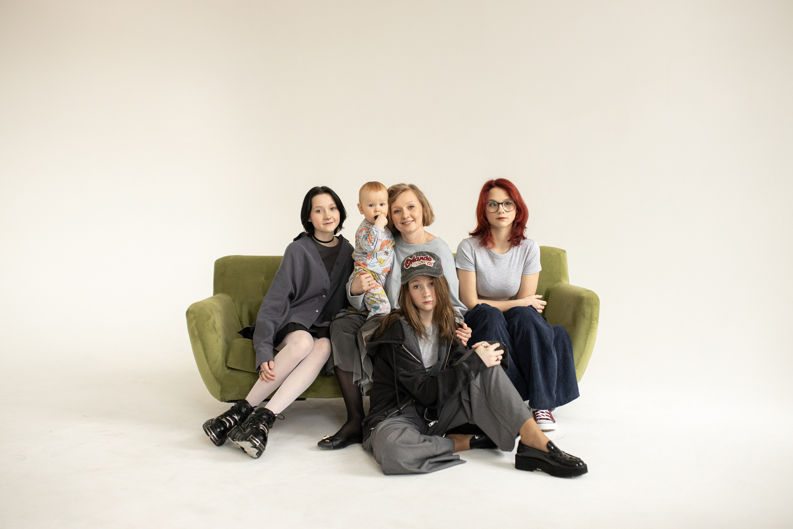 Семейная фотосессия на циклораме с естественным светом. Фотограф в Железнодорожном и Балашихе