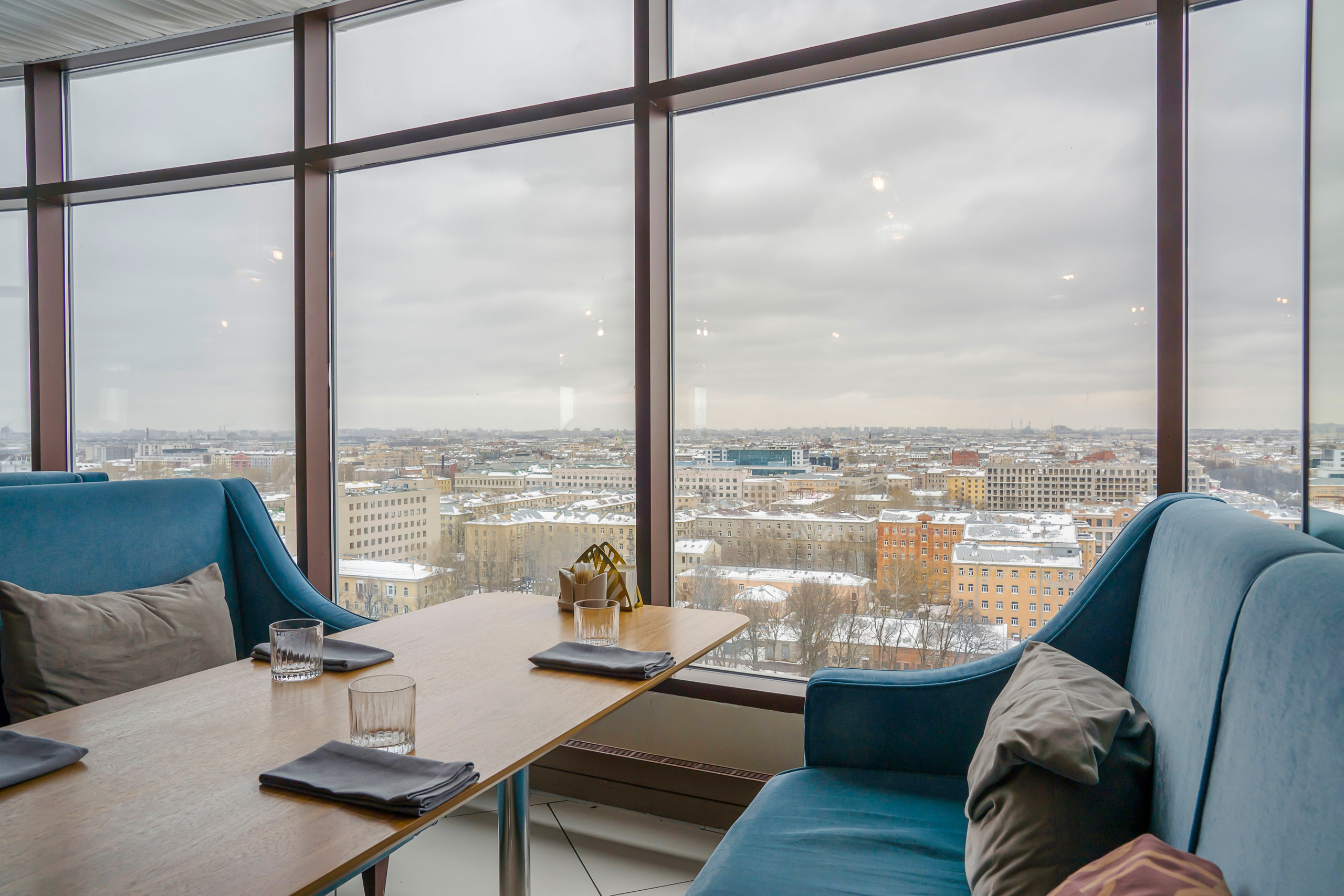 Интерьерная фотосъёмка видового ресторана в бизнес центре 