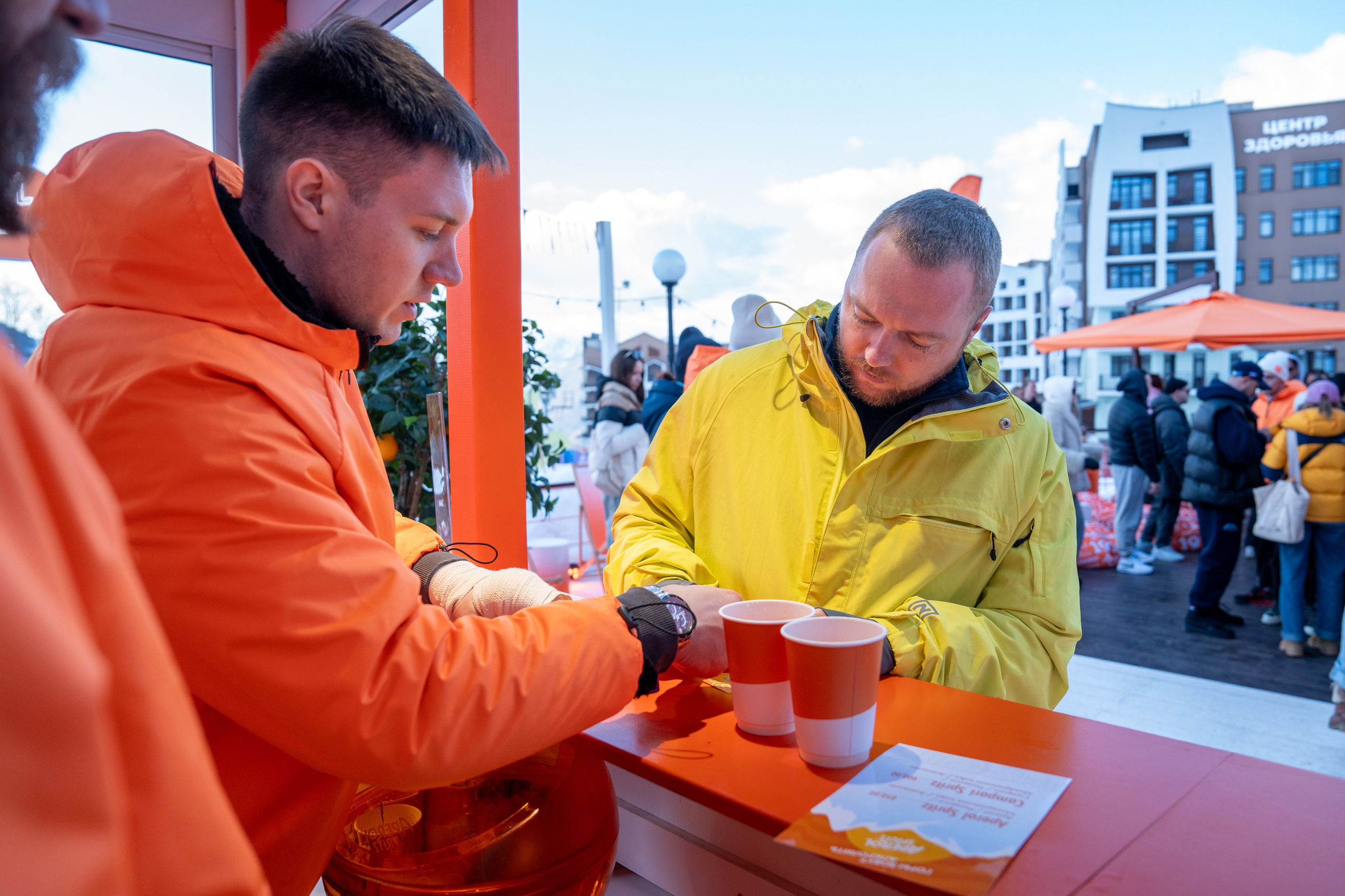 Фотоотчет партнерской интеграции Aperol Spritz на Роза Фест 2025. Репортажный фотограф в Красной Поляне и Сочи Павлюченко Екатерина
