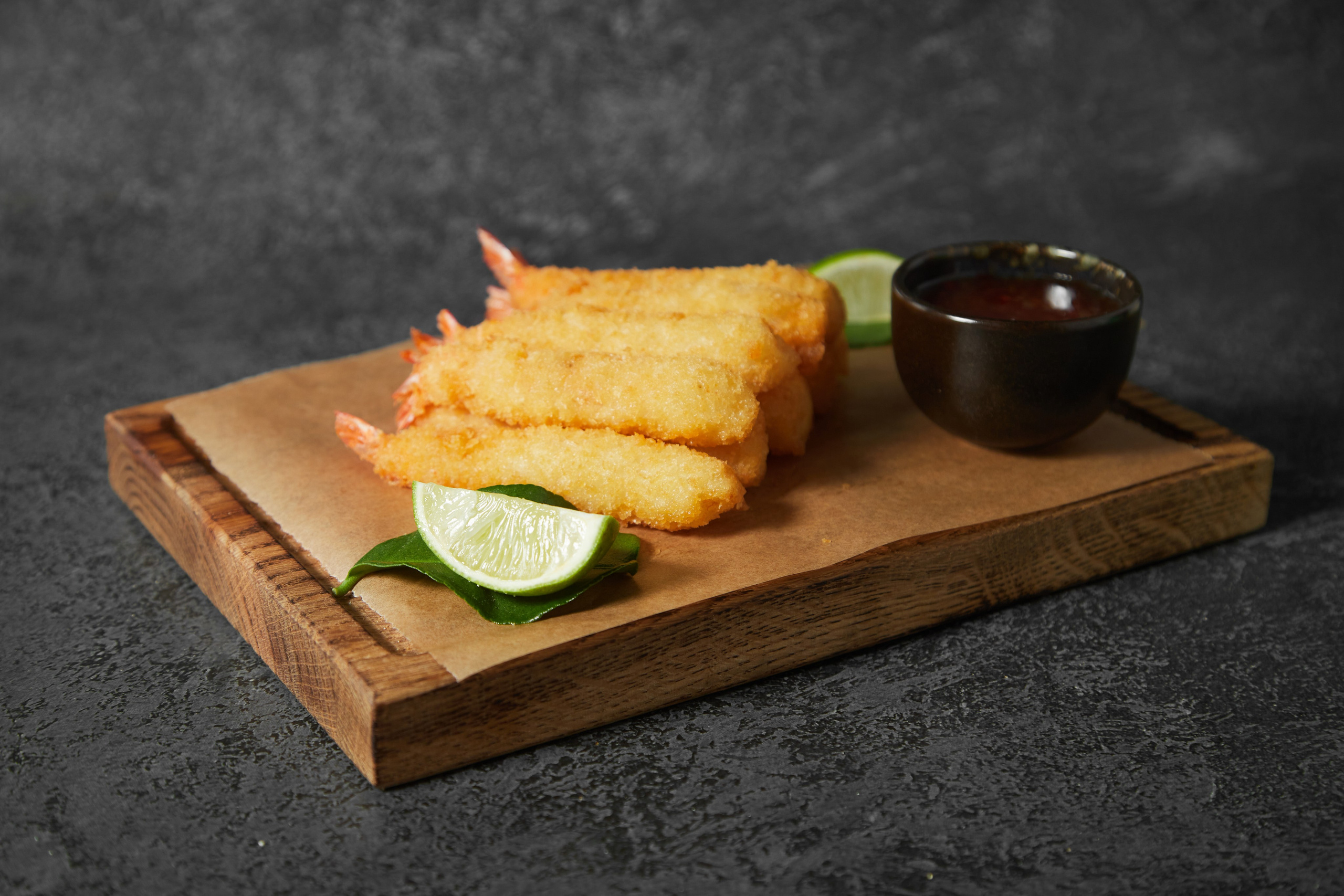 Шаурма на тарелке с огурцом и соусом.