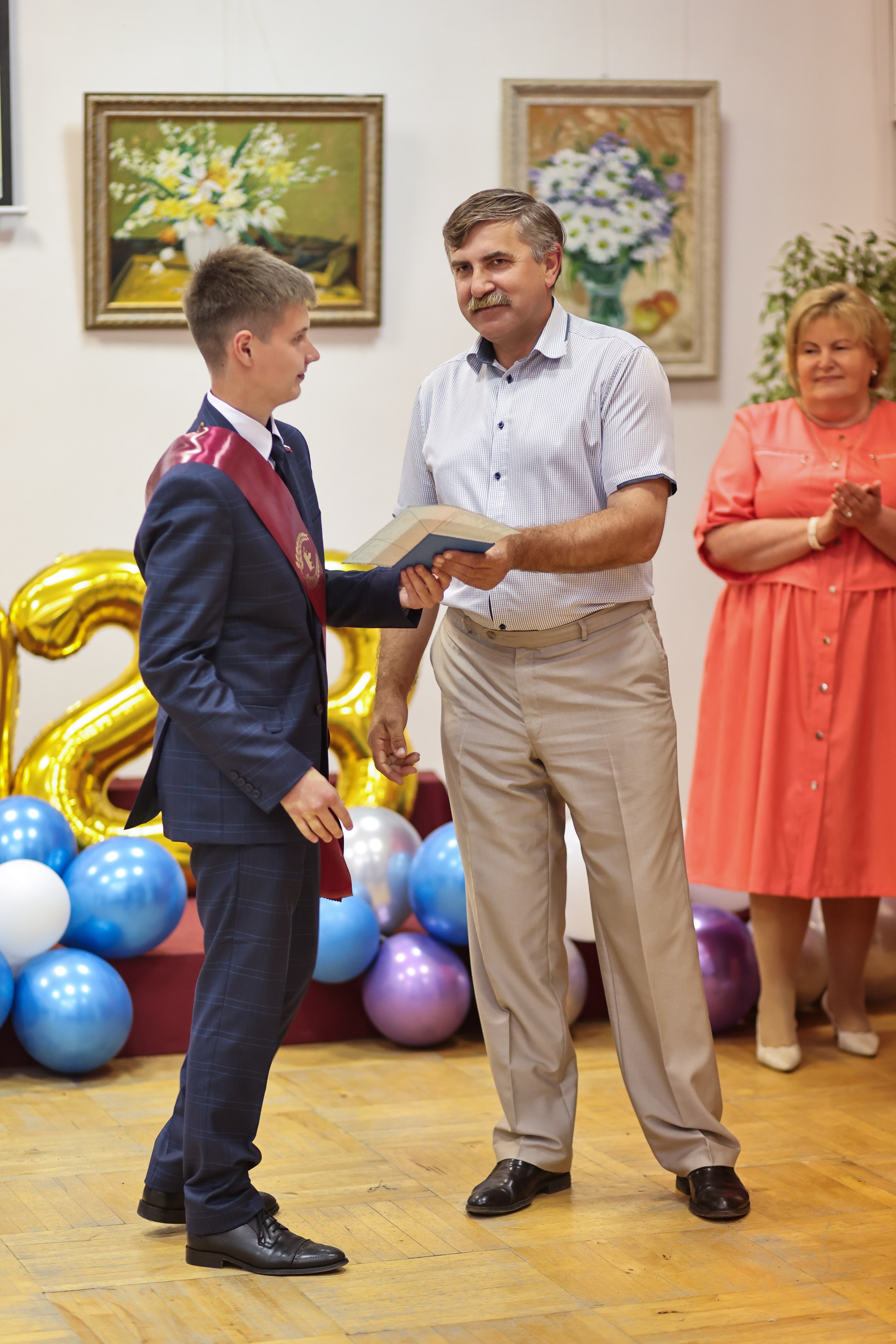 Вручение аттестатов. Школа № 7, выпускники 11 класса 2023 г. Студия выпускных альбомов Остров