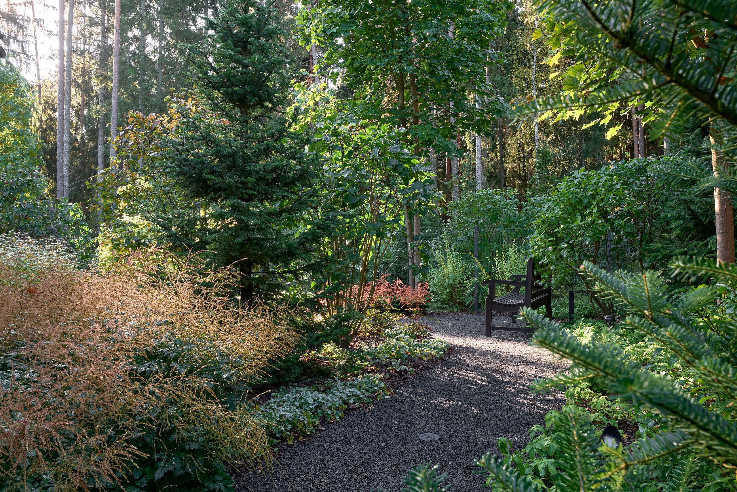 Усадьба Хрустальное: фотосъемка частного сада Валерия Федотова в Репино для L.BURO. Фотограф Наталья Соловьева | interioto