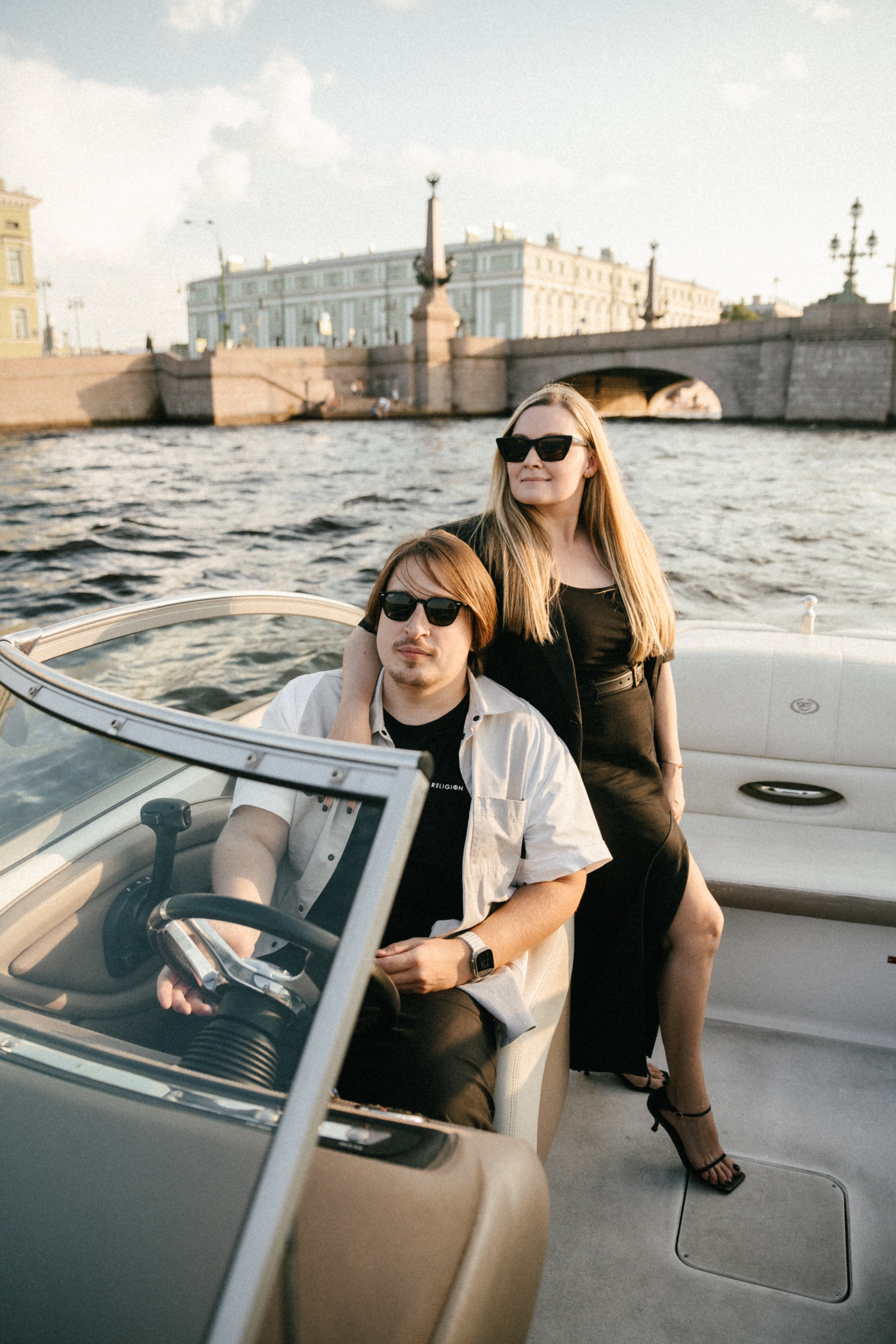 Даша и Витя на катере. Репортажный и портретный фотограф в Санкт-Петербурге Степлевич Дарья