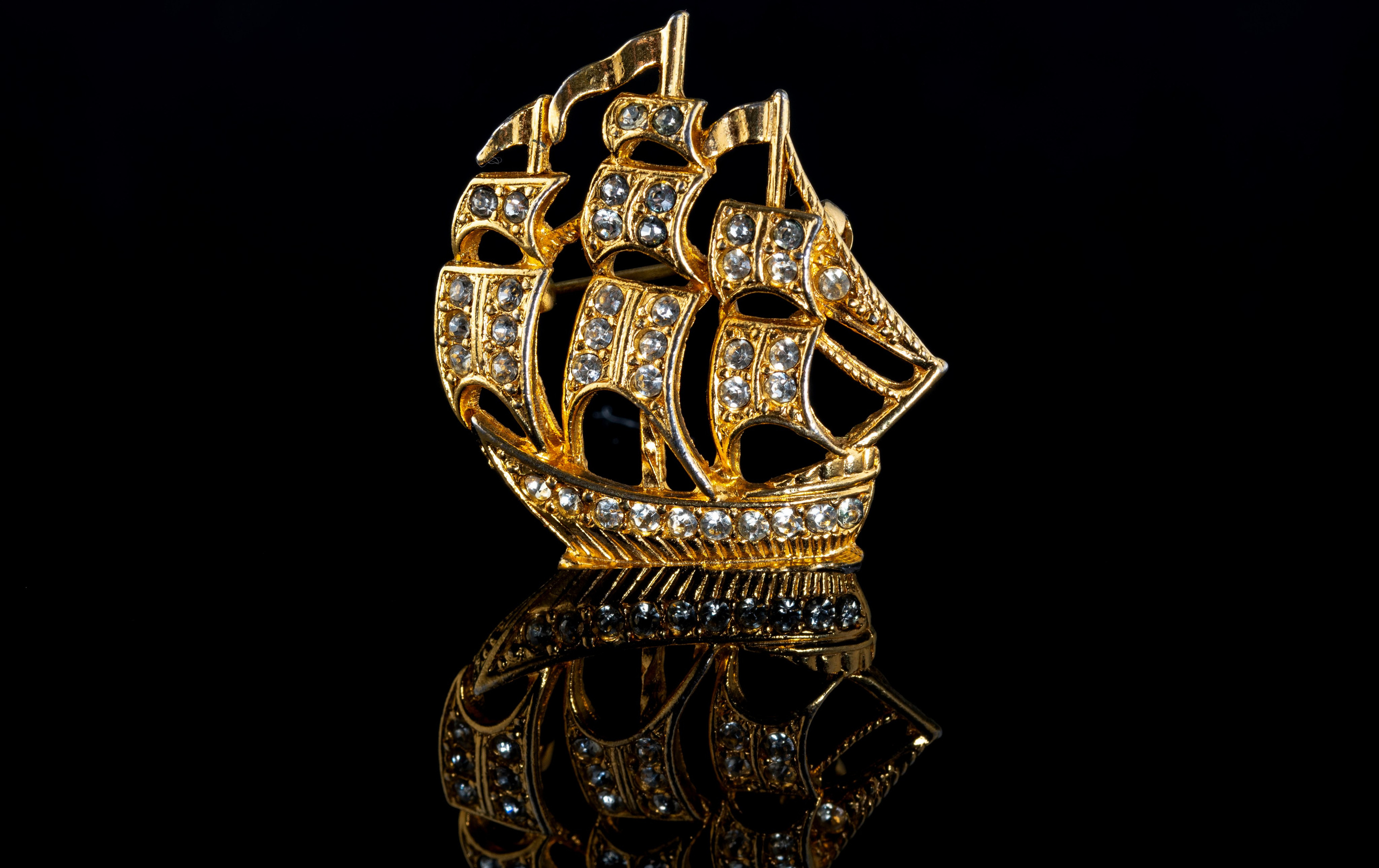 Чёрный фон. Предметный, рекламный, ювелирный фотограф в Москве