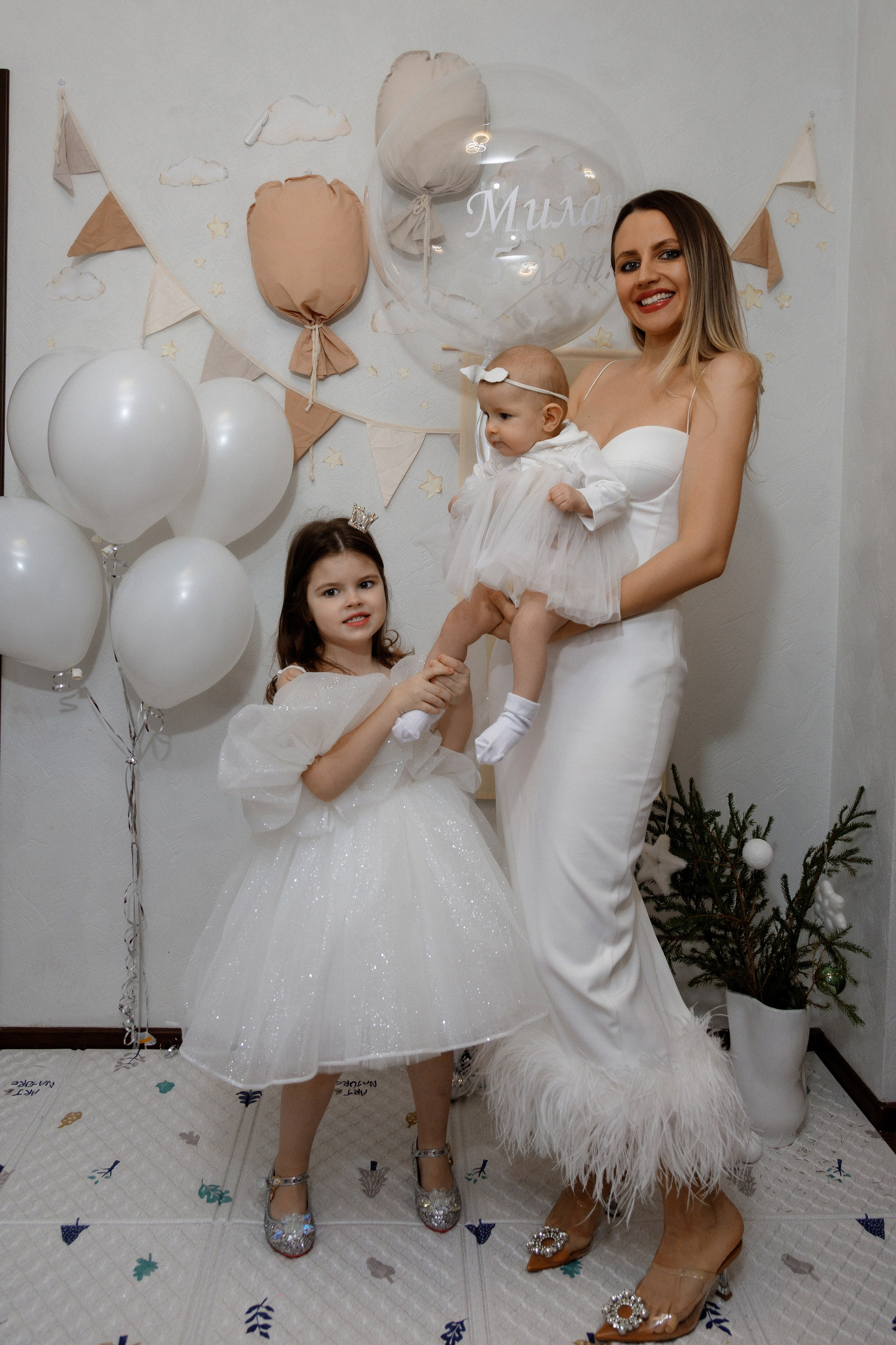 Фотосессия возле фотозоны дома. Фотограф Александра Сыщенко