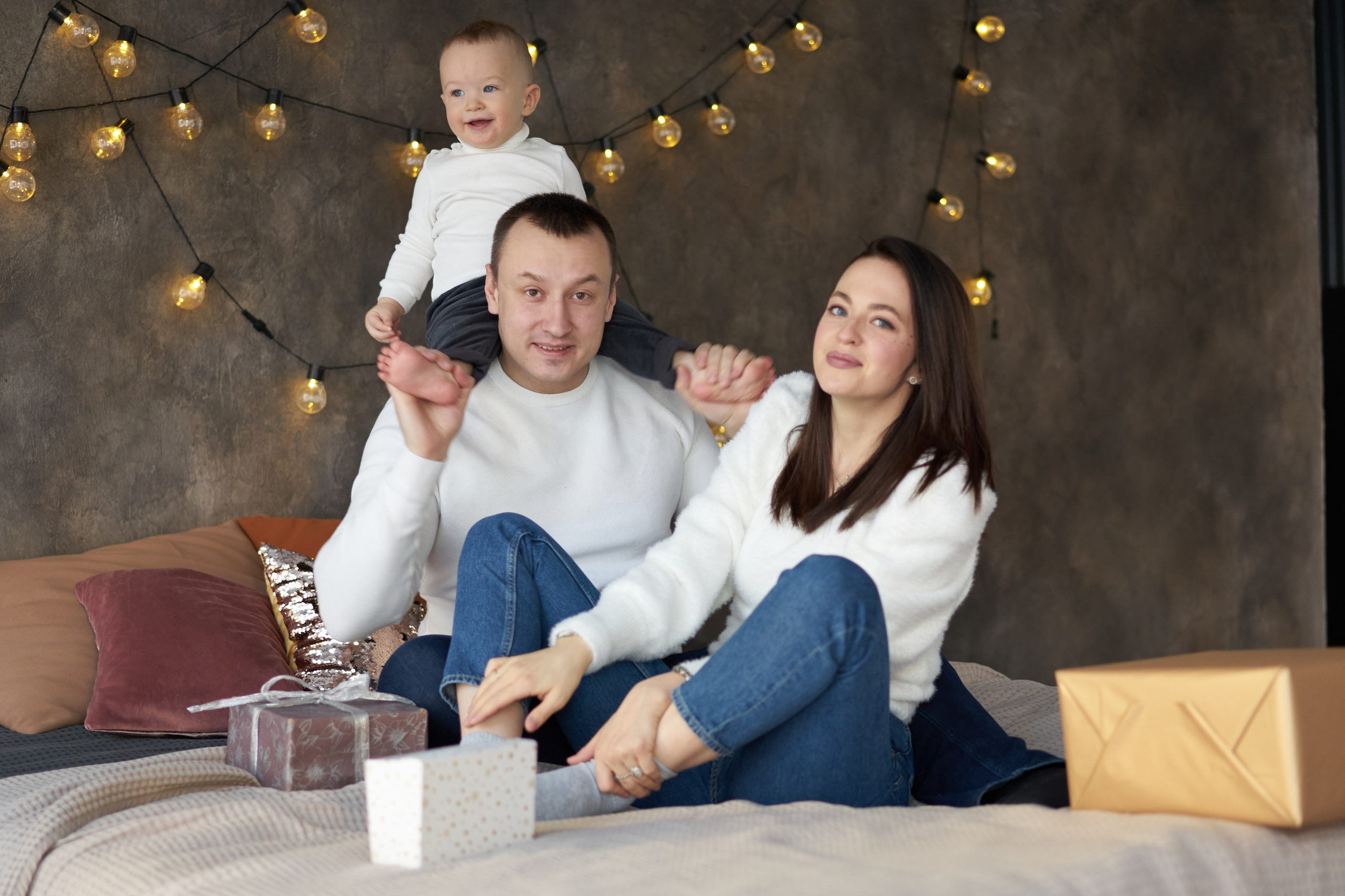Семейная фотосессия в студии. Фотограф Екатеринбург Кокшарова Александра