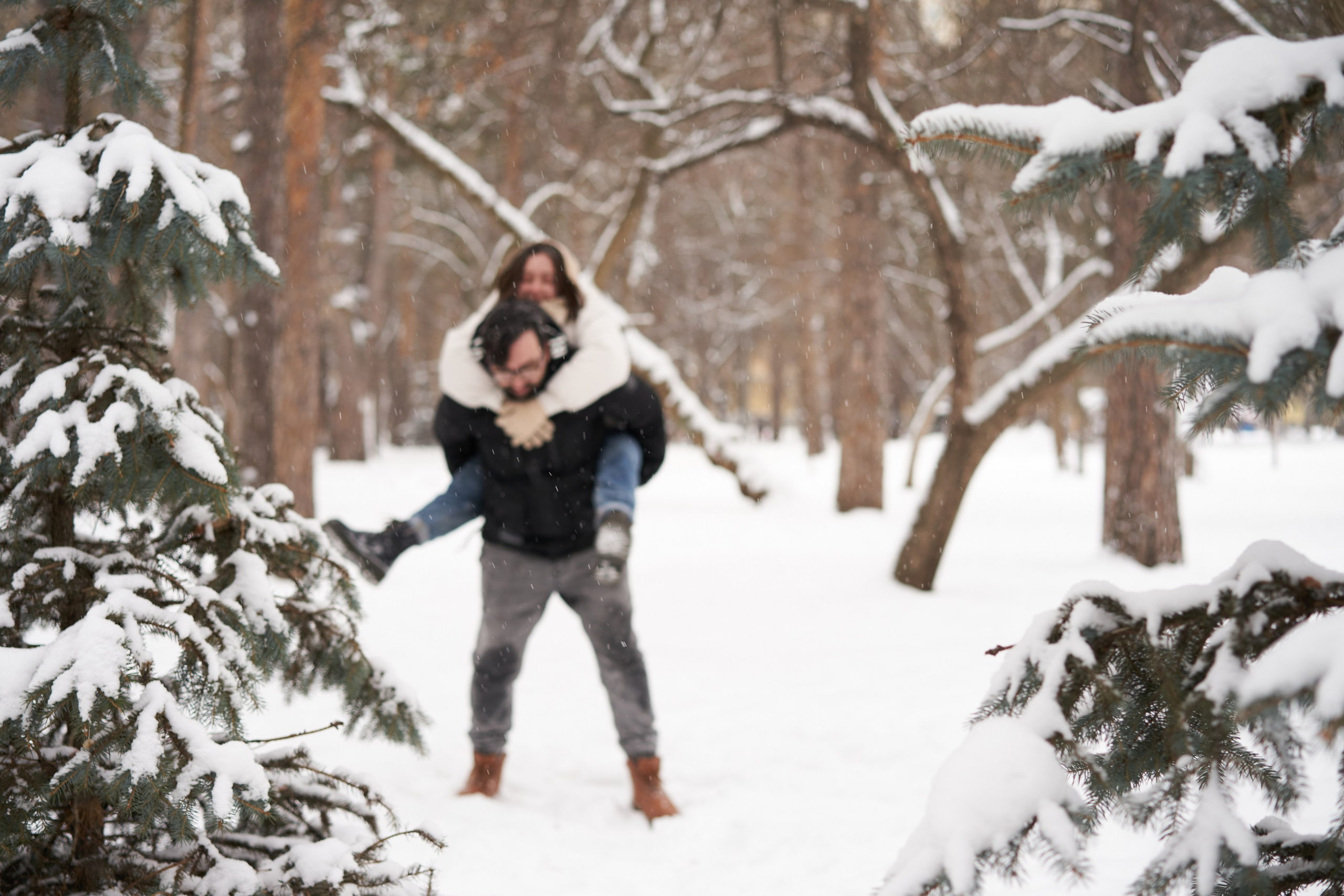 Зимняя фотосессия влюбленных в парке. Фотограф Екатеринбург Кокшарова Александра