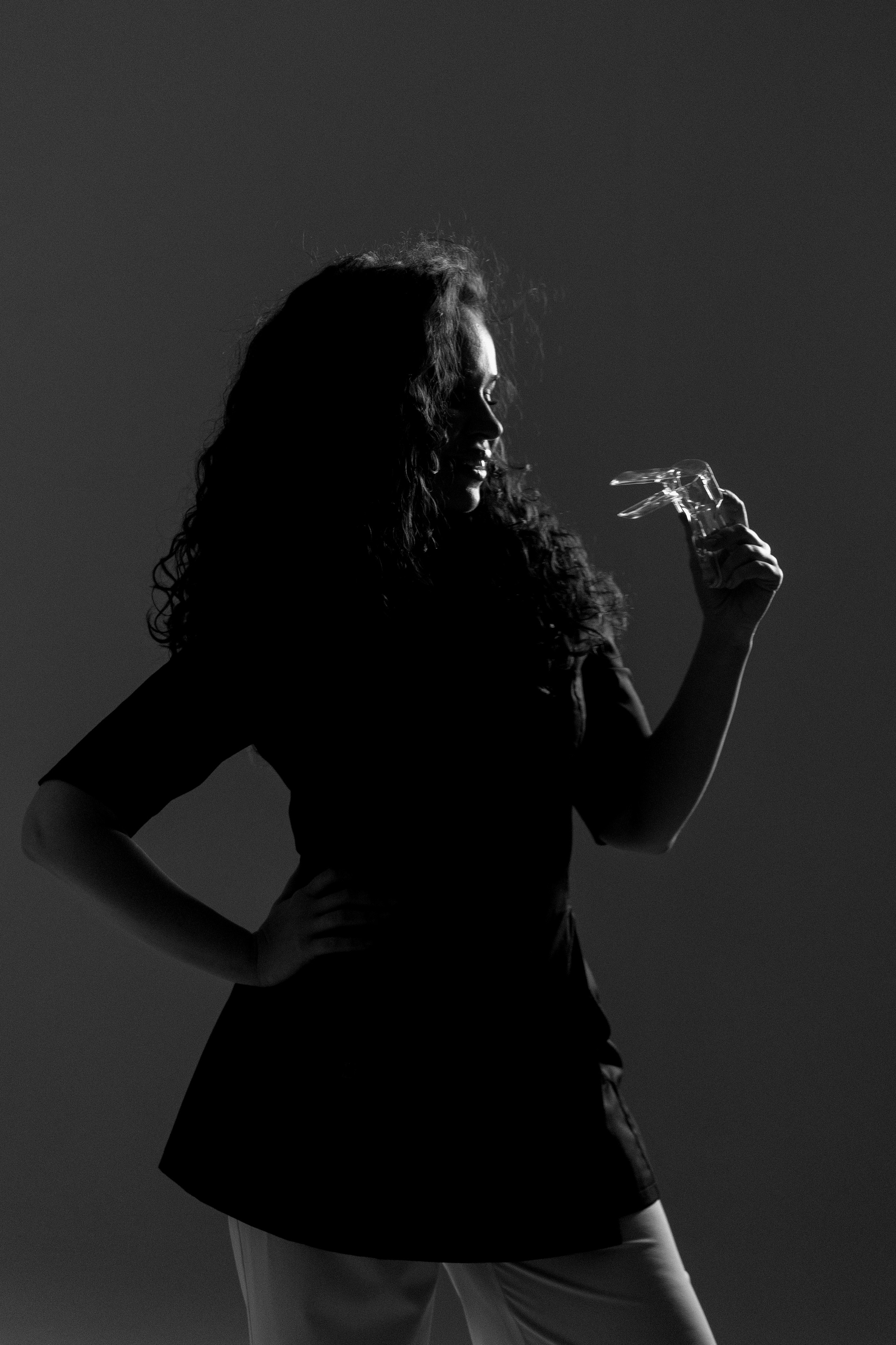 врач держит генекологическое зеркало в студии Анапы