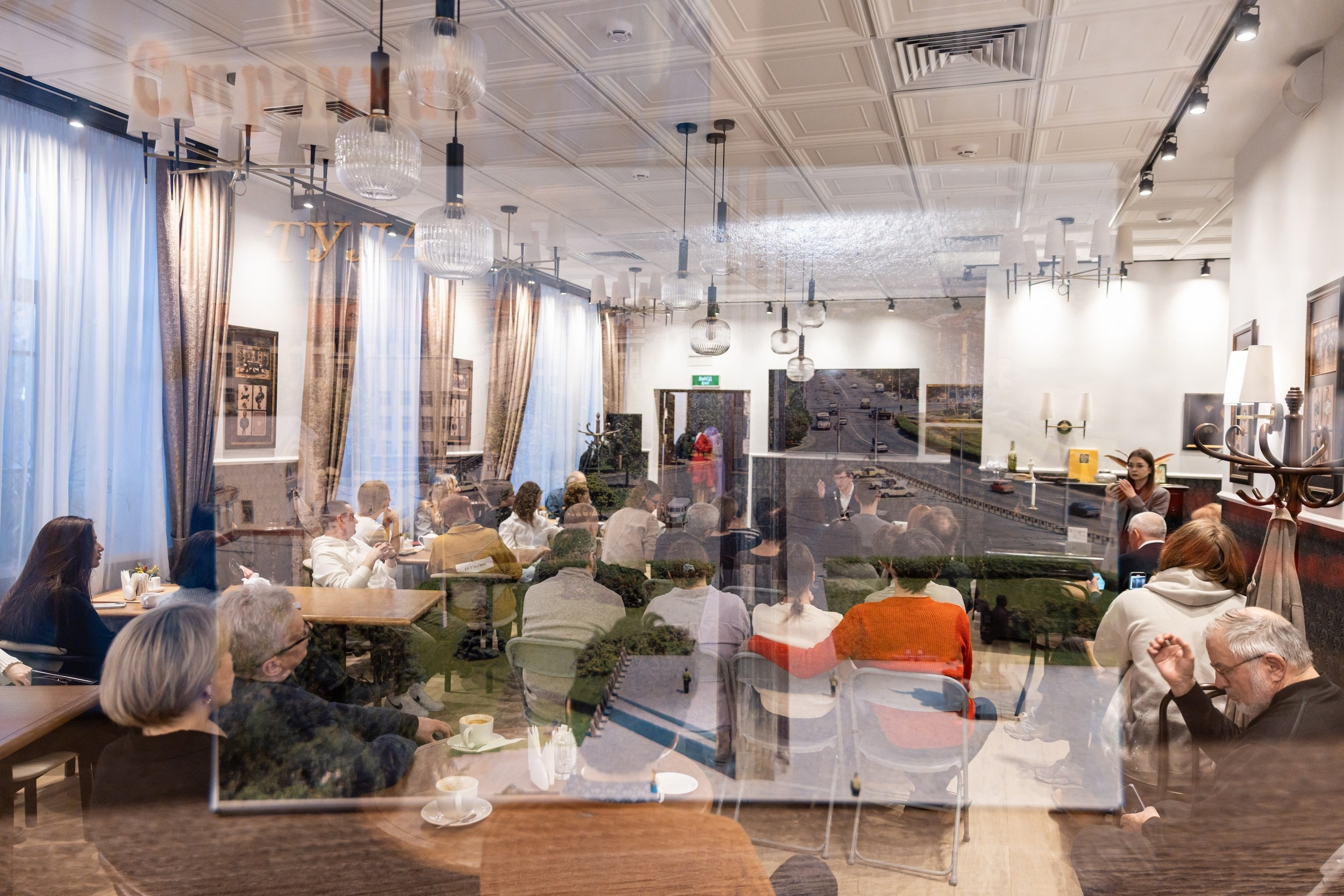 Авторский вечер Дениса Бычихина «Сумма на фоне сумм» в литературном кафе «Стива» (13 марта 2025). Репортажный фотограф Алексей Пирязев