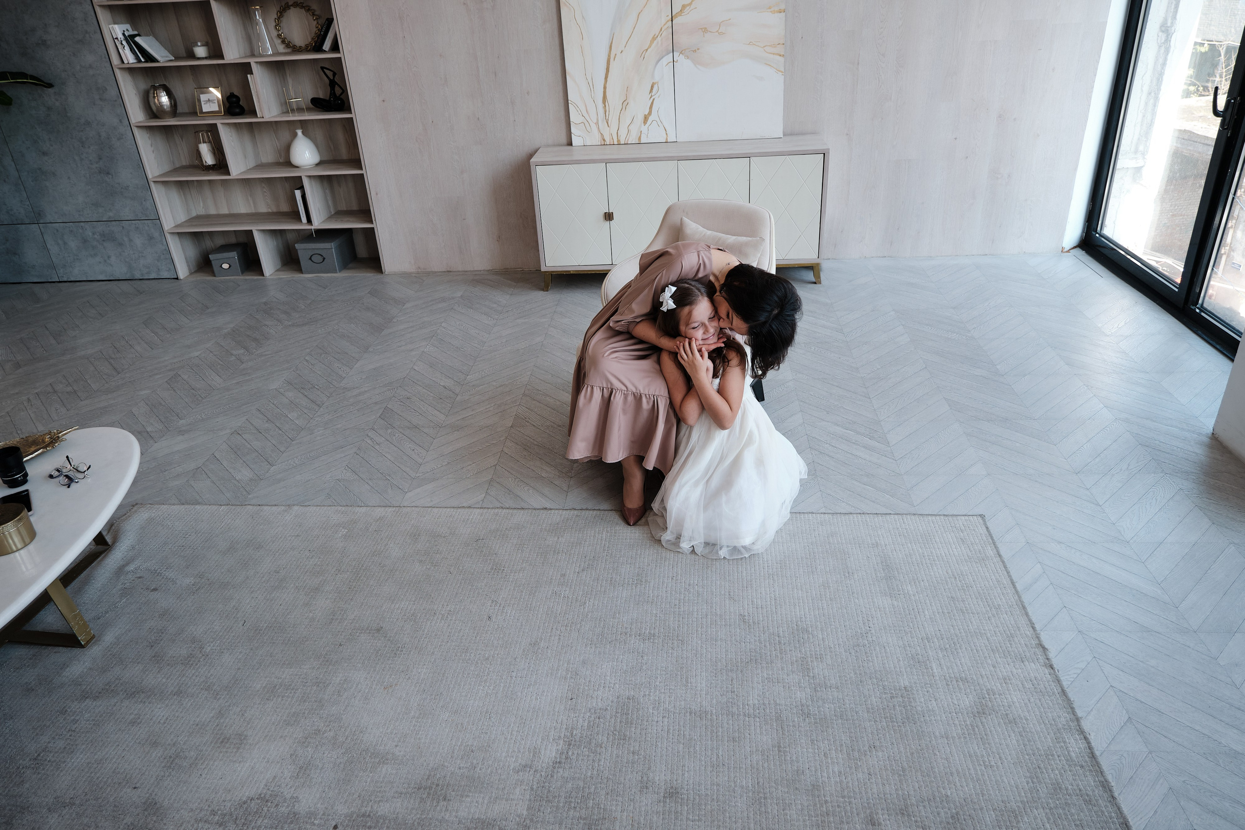 Семейная фотосессия Елена и дочка — светлая семейная съёмка в студии. Портретный фотограф на новый год в Москве Виктория Колышева