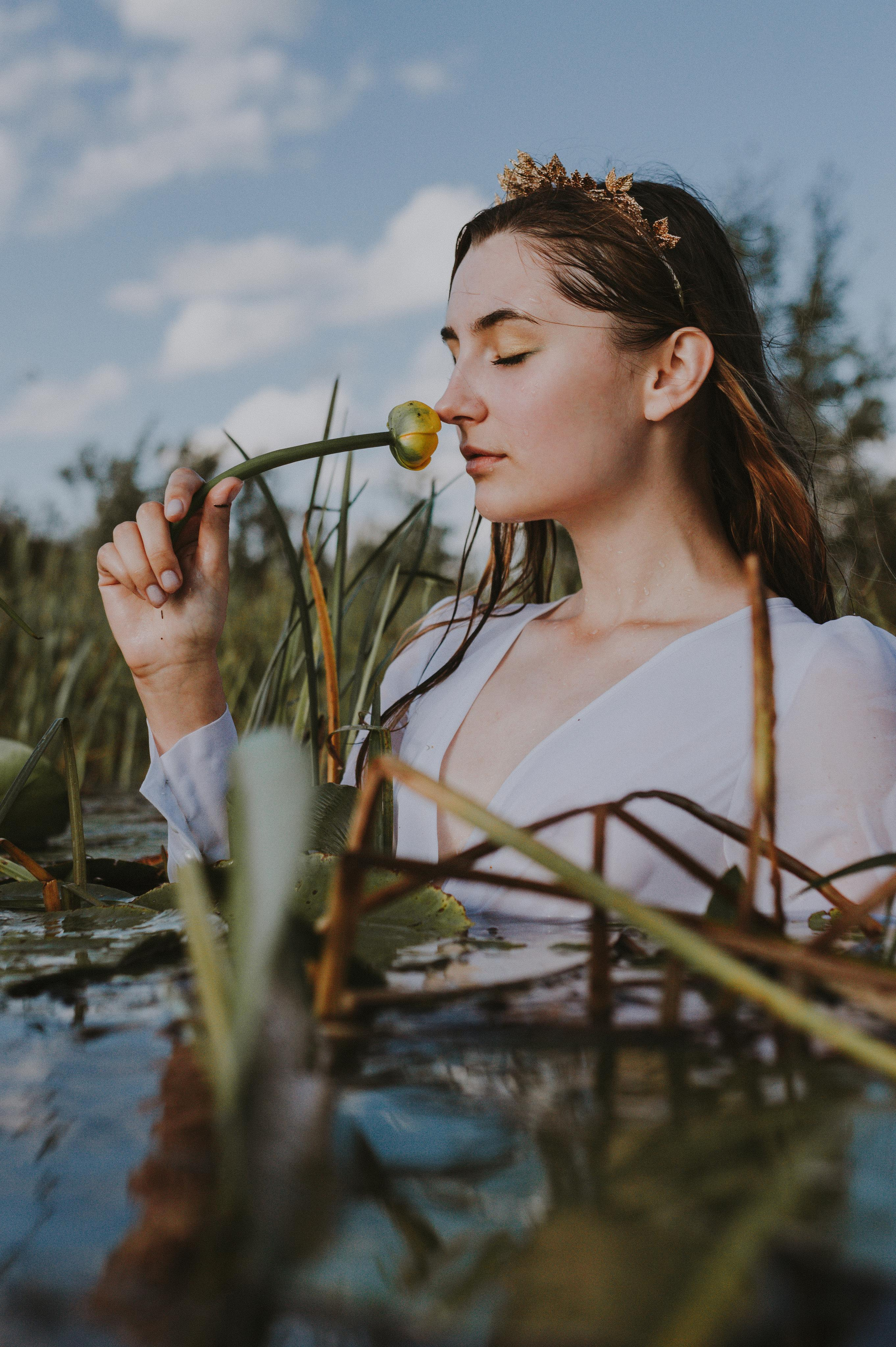 девушка, сидящая на берегу реки