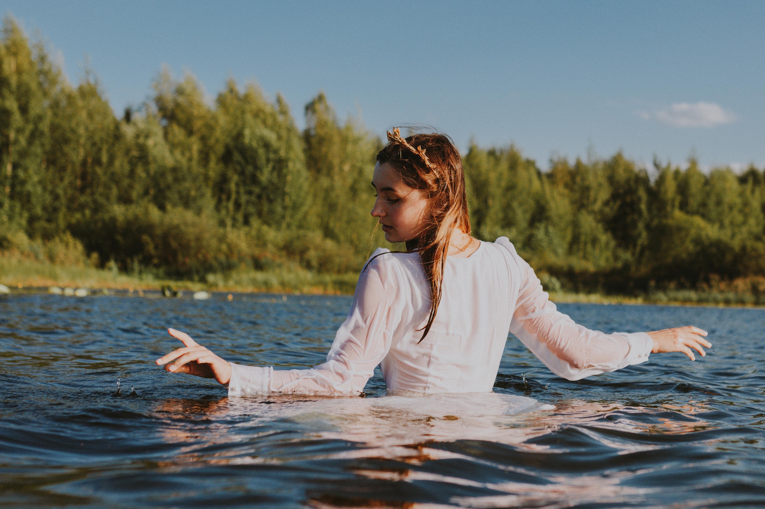 девушка в белом платье плывет по воде в сочи