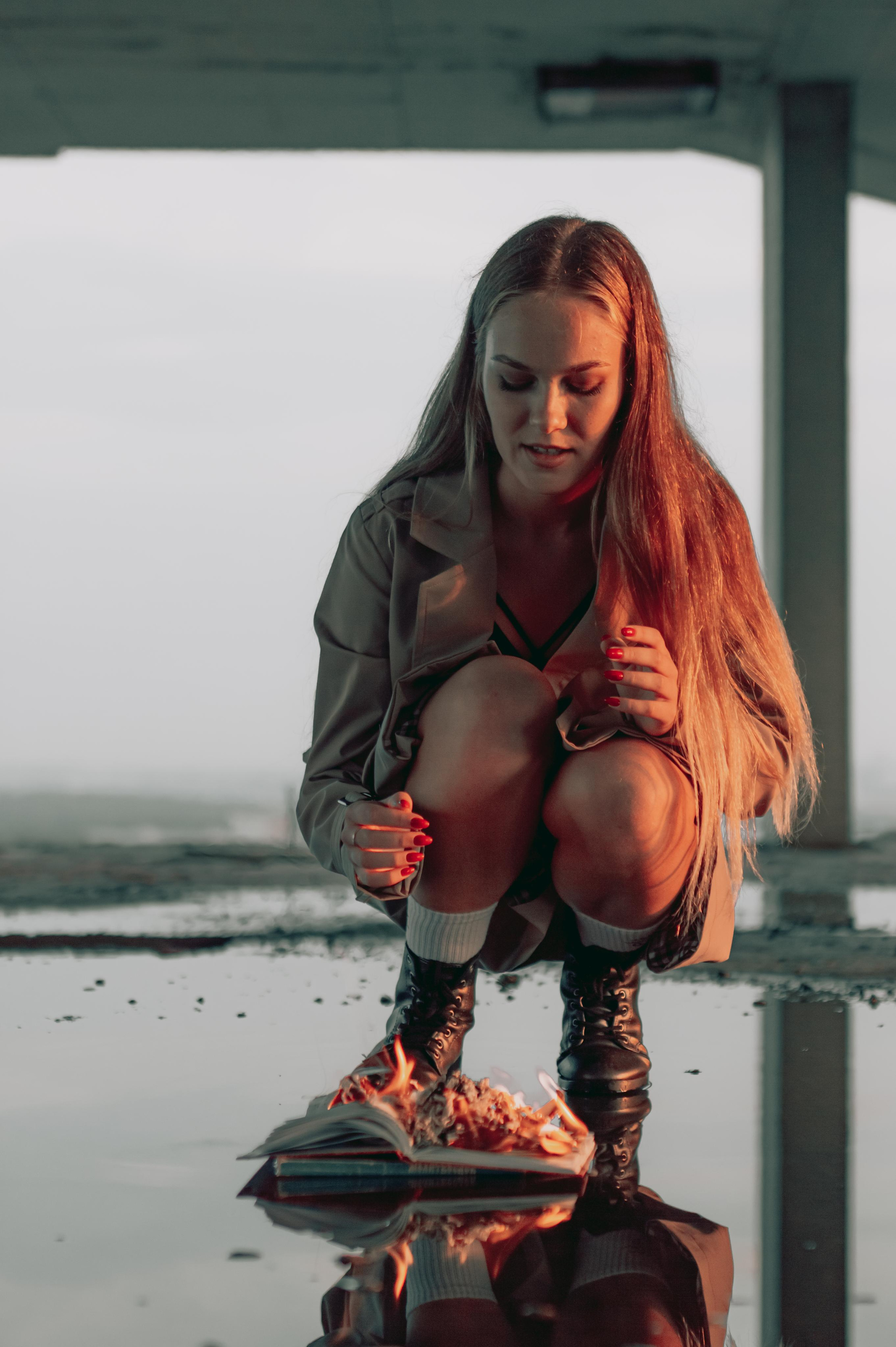 Девушка с книгой на высотном здании в Сочи