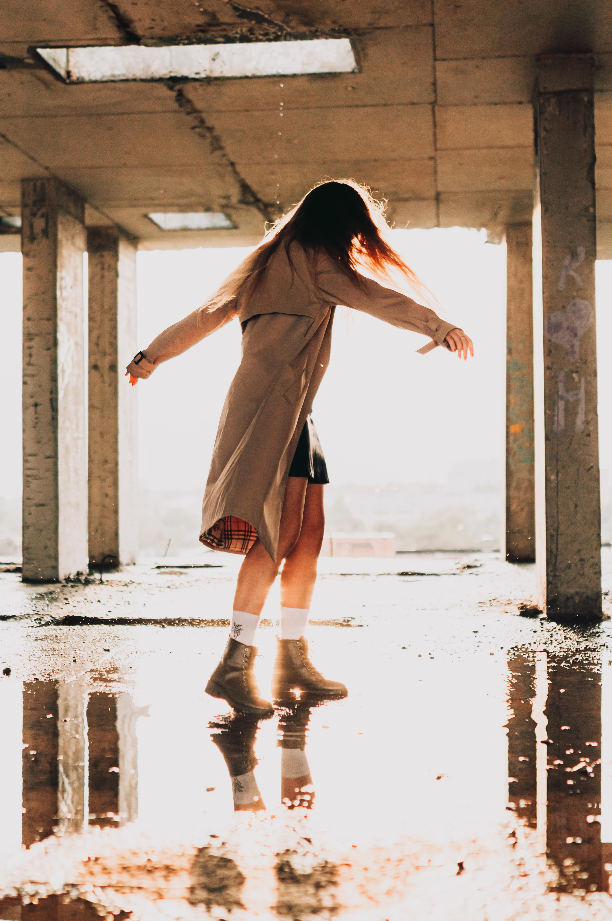 Девушка прыгает в луже на высотном здании в Сочи