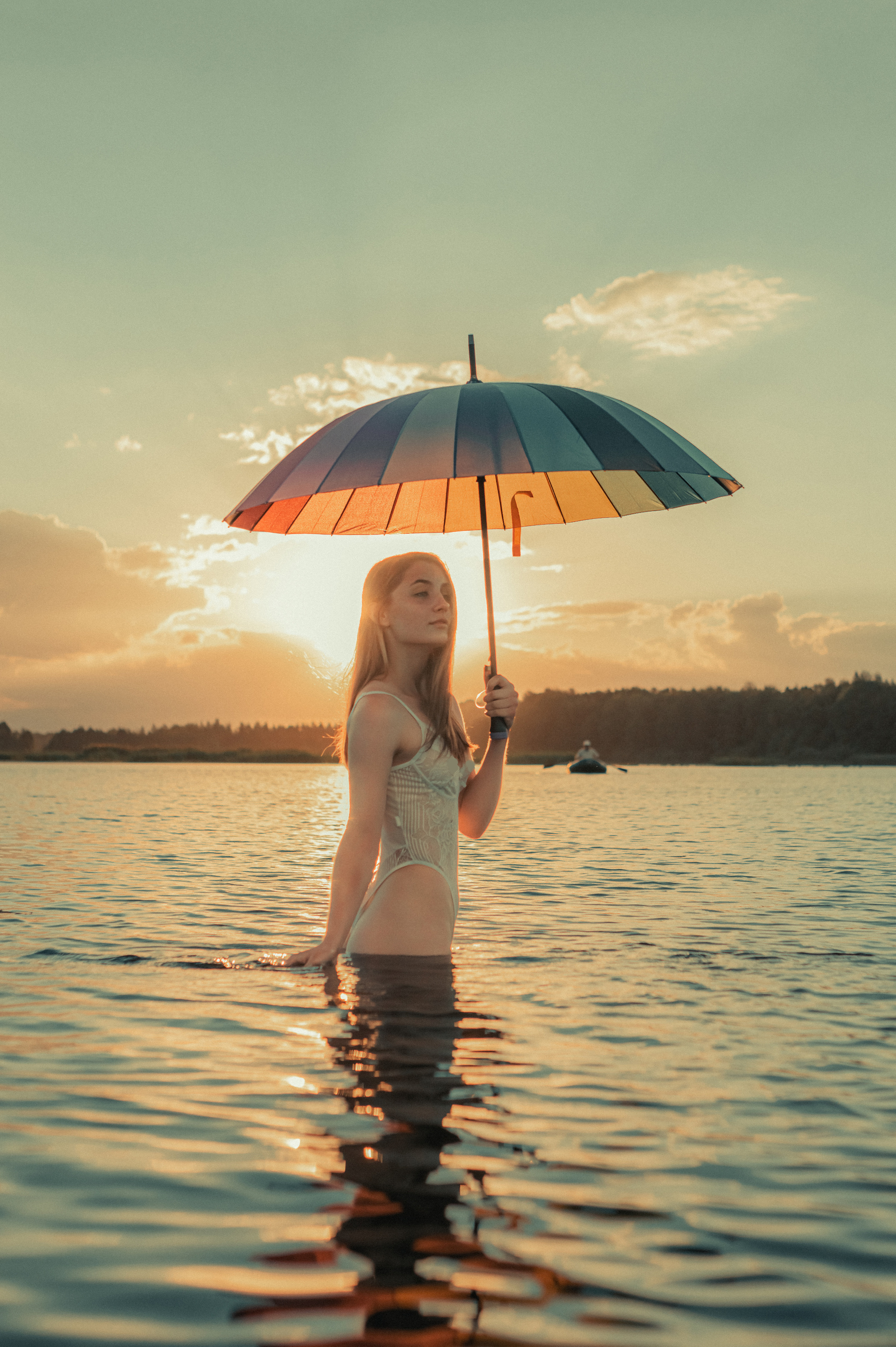 девушка с зонтиком на пляже в сочи