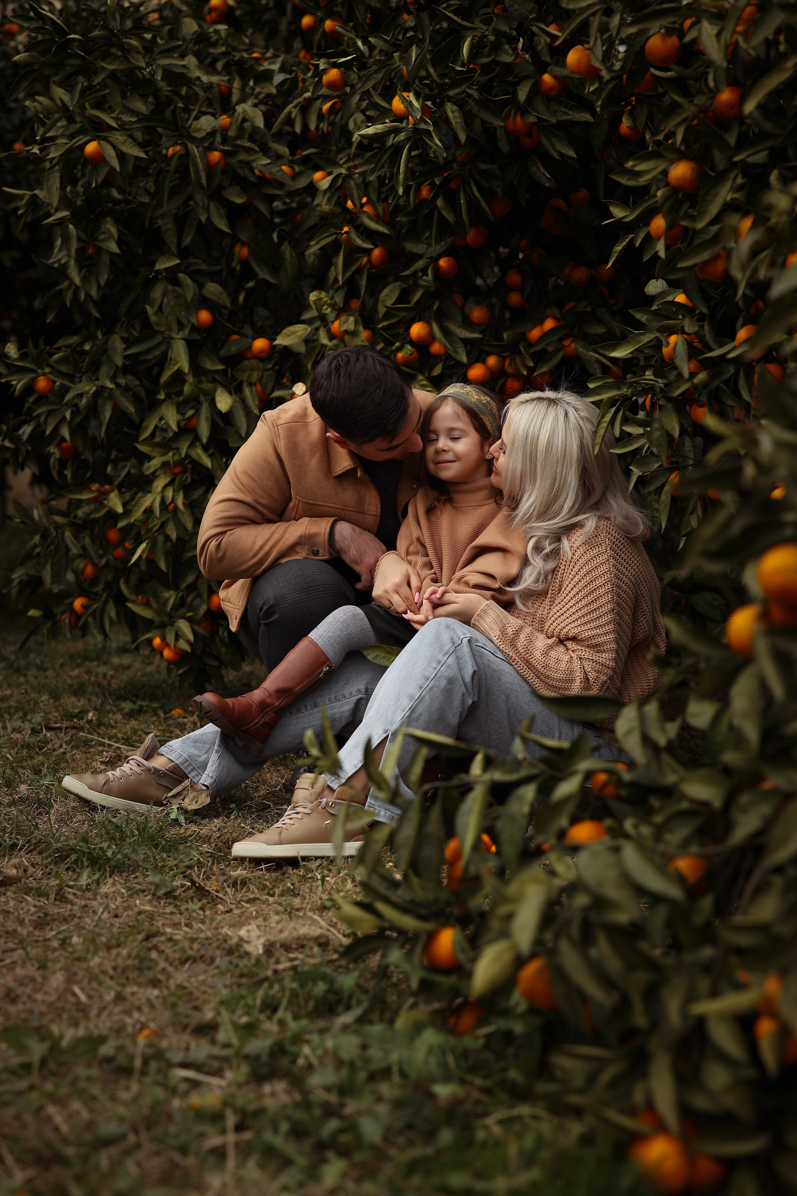 семья в мандариновом саду, фотосессия в Абхазии 