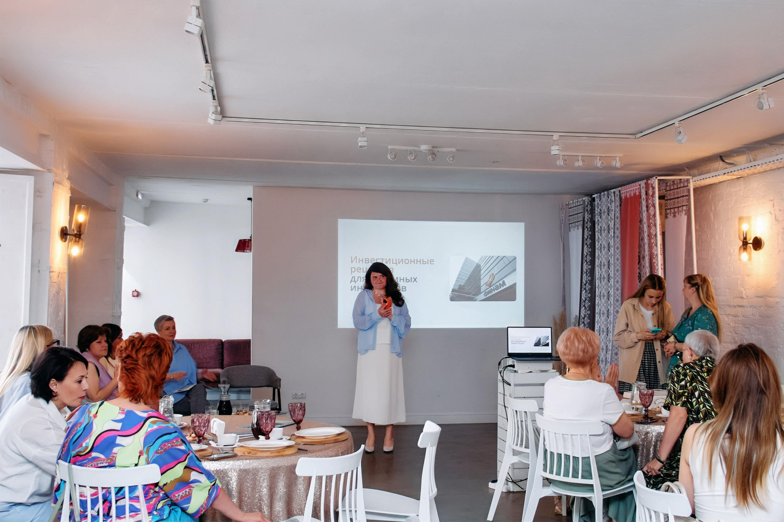 Деловой разговор «Перспективы инвестиций в 2024 году». Фотограф в Смоленске Ася Польшина