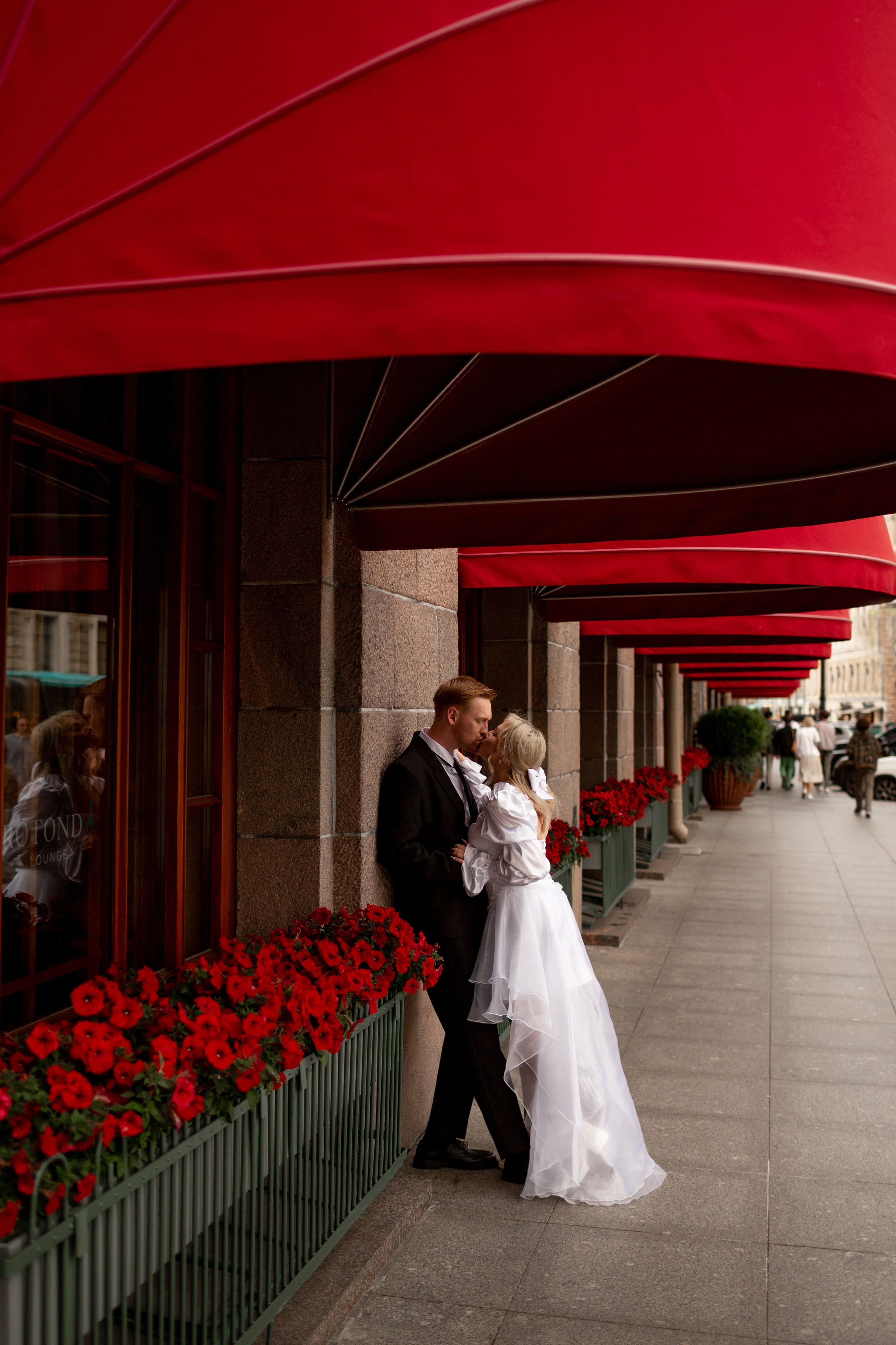 Свадебная фотопрогулка по улицам Петербурга. Свадебный фотограф Кирилл Белый