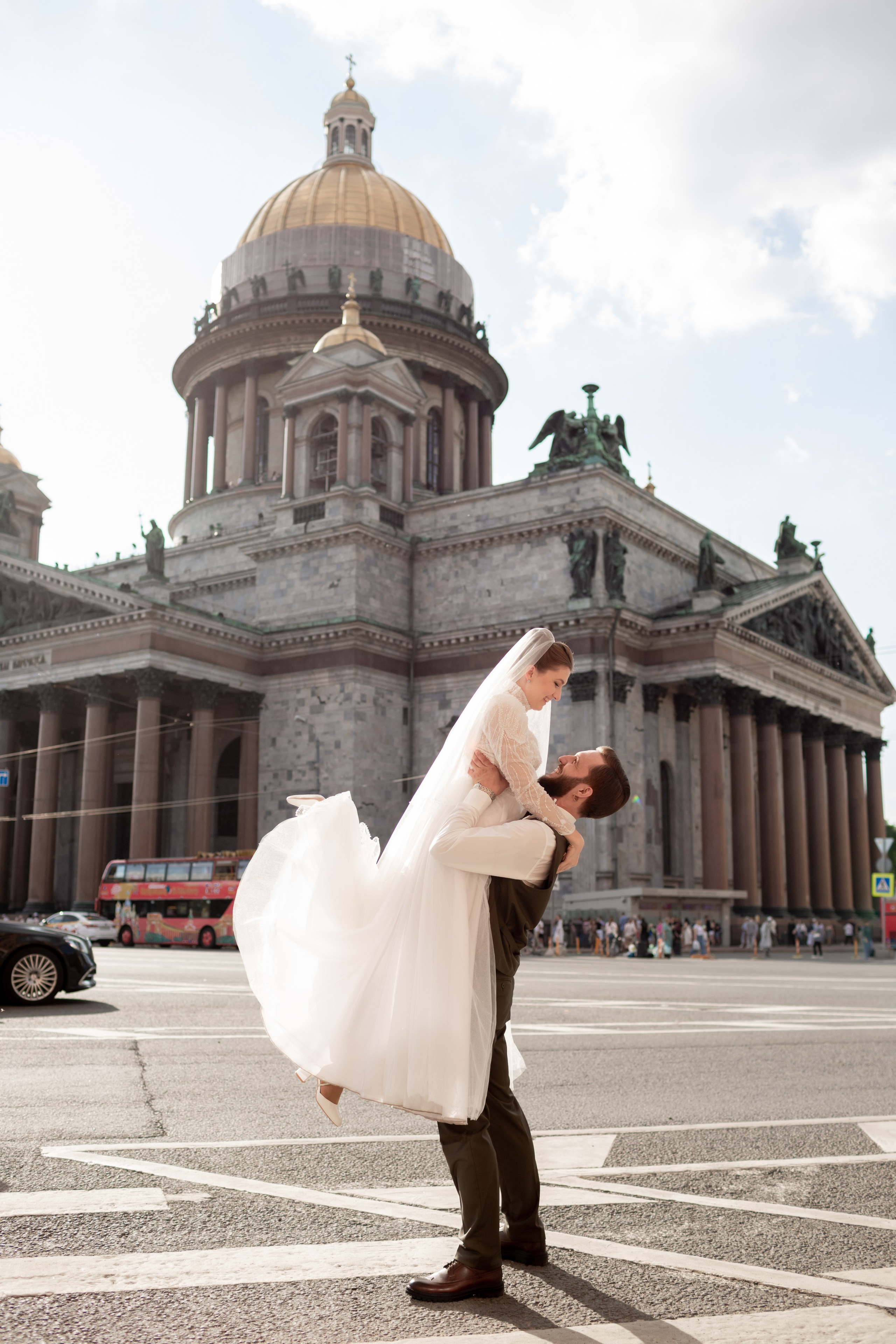 Жених взял невесту на руки у Исаакиевского собора.