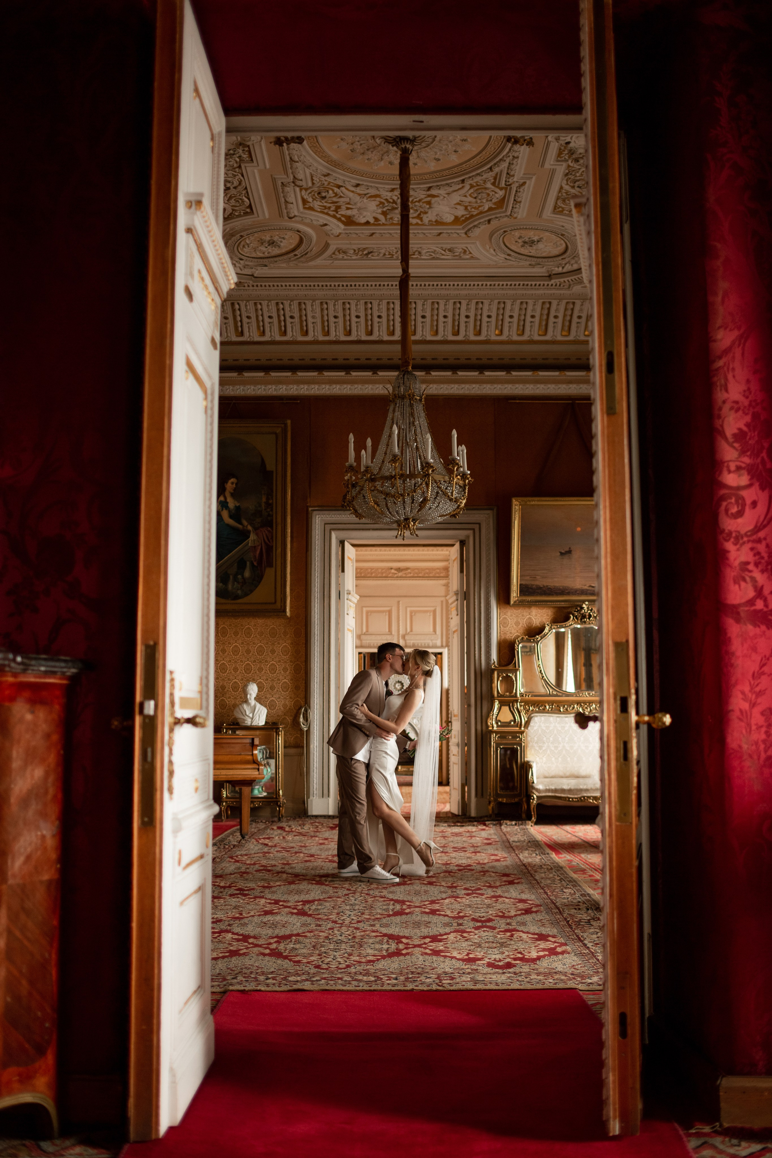 Свадебная фотосессия во дворцах Петербурга. Свадебный фотограф Кирилл Белый