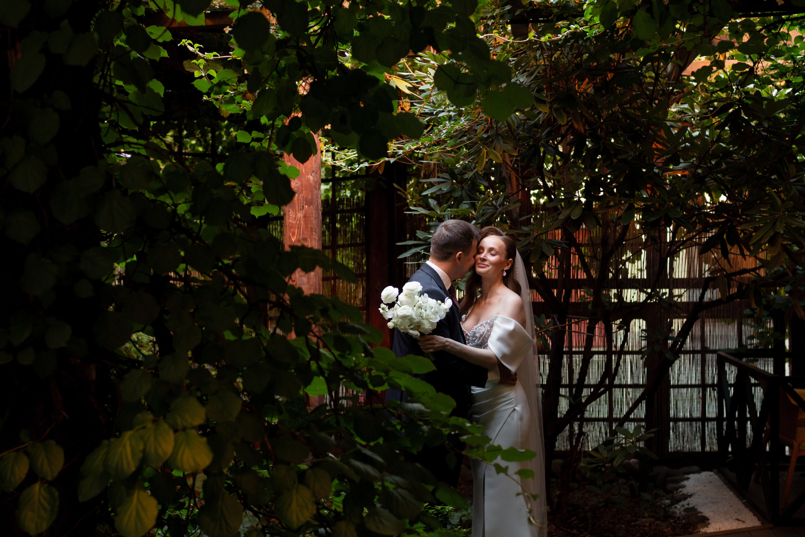 Свадебная фотография с волшебным светом в оранжерее.