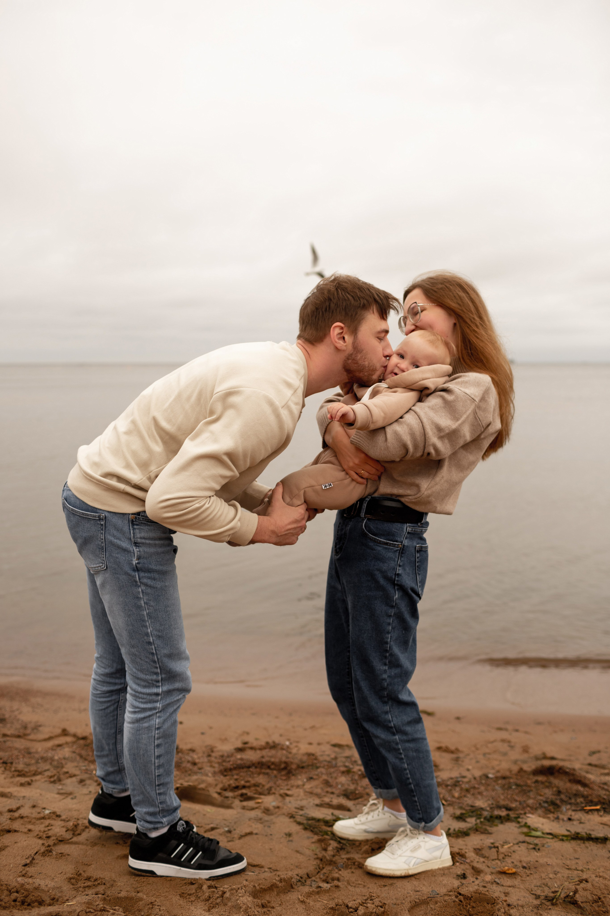 Семейная фотопрогулка на пляже. Свадебный фотограф Кирилл Белый