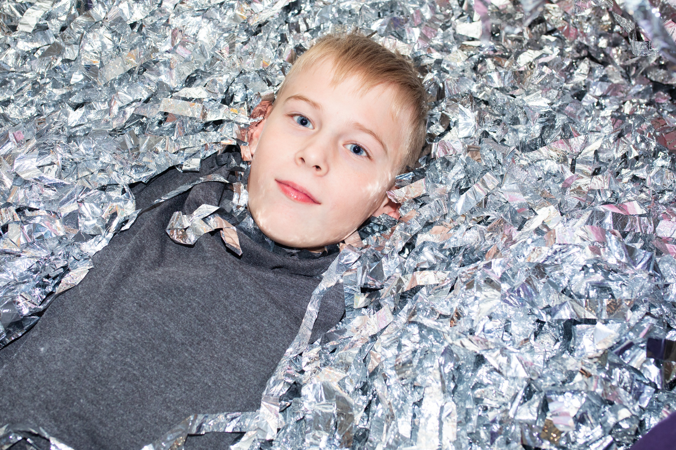 Гринч или как выключили свет в лофте вечером) атмосферные фото детского праздника со свечами и фонариками. Фотограф в Новосибирске Ася Зверева