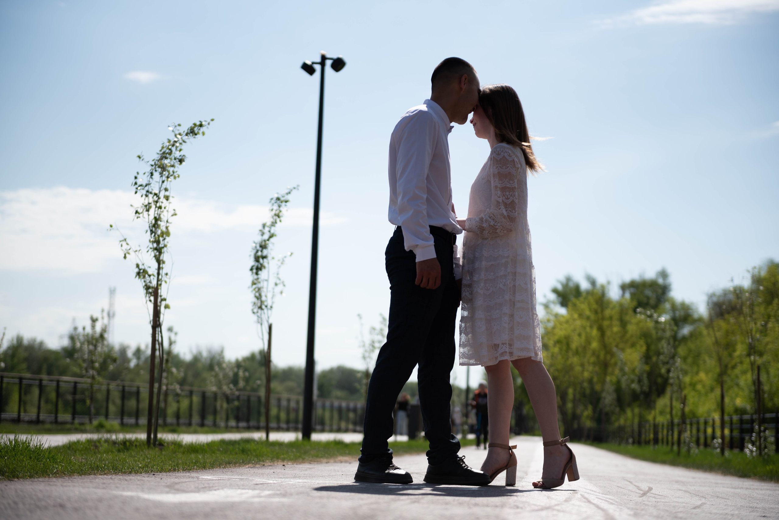 Влюбленная пара в городе. Они смотрят друг на друга. Лав-стори фотосессия.