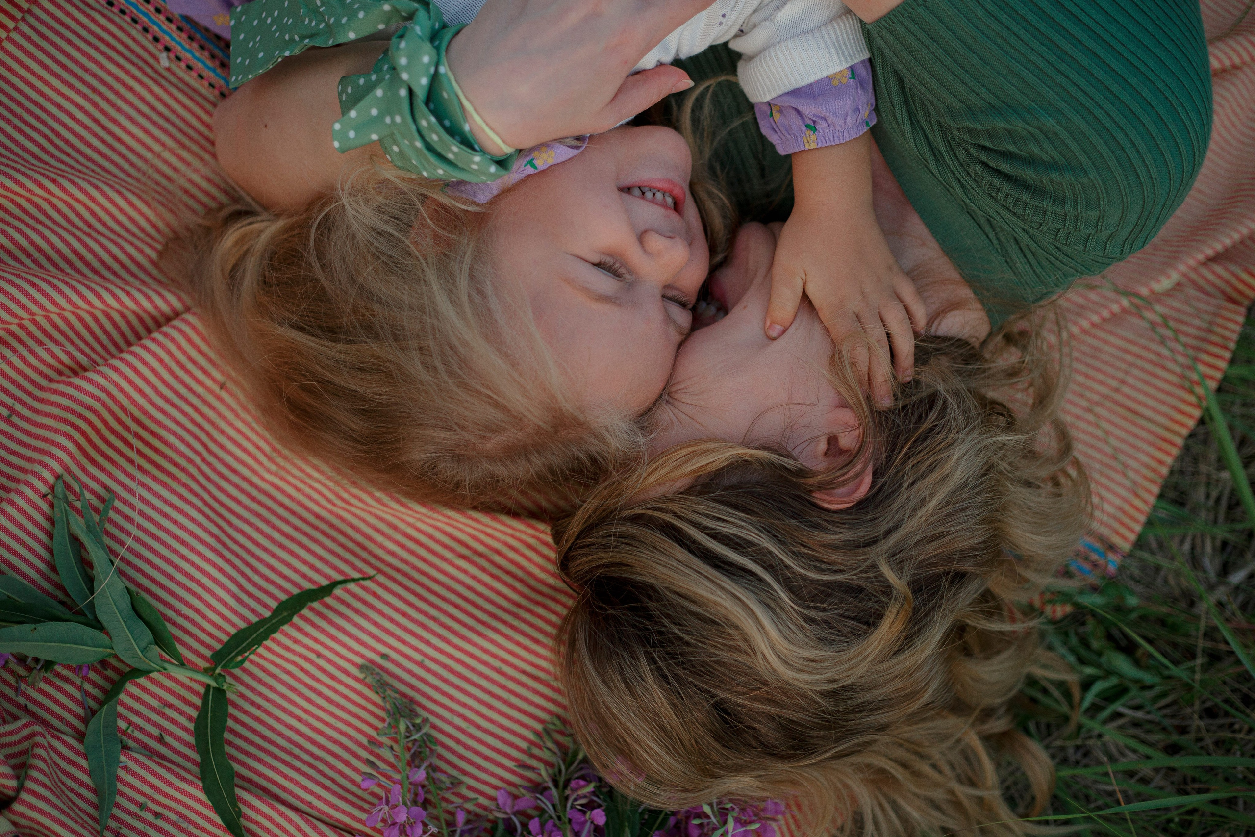 Семейная фотосъемка в поле летом 2023. Марина Рерих — портретный фотограф в Екатеринбурге