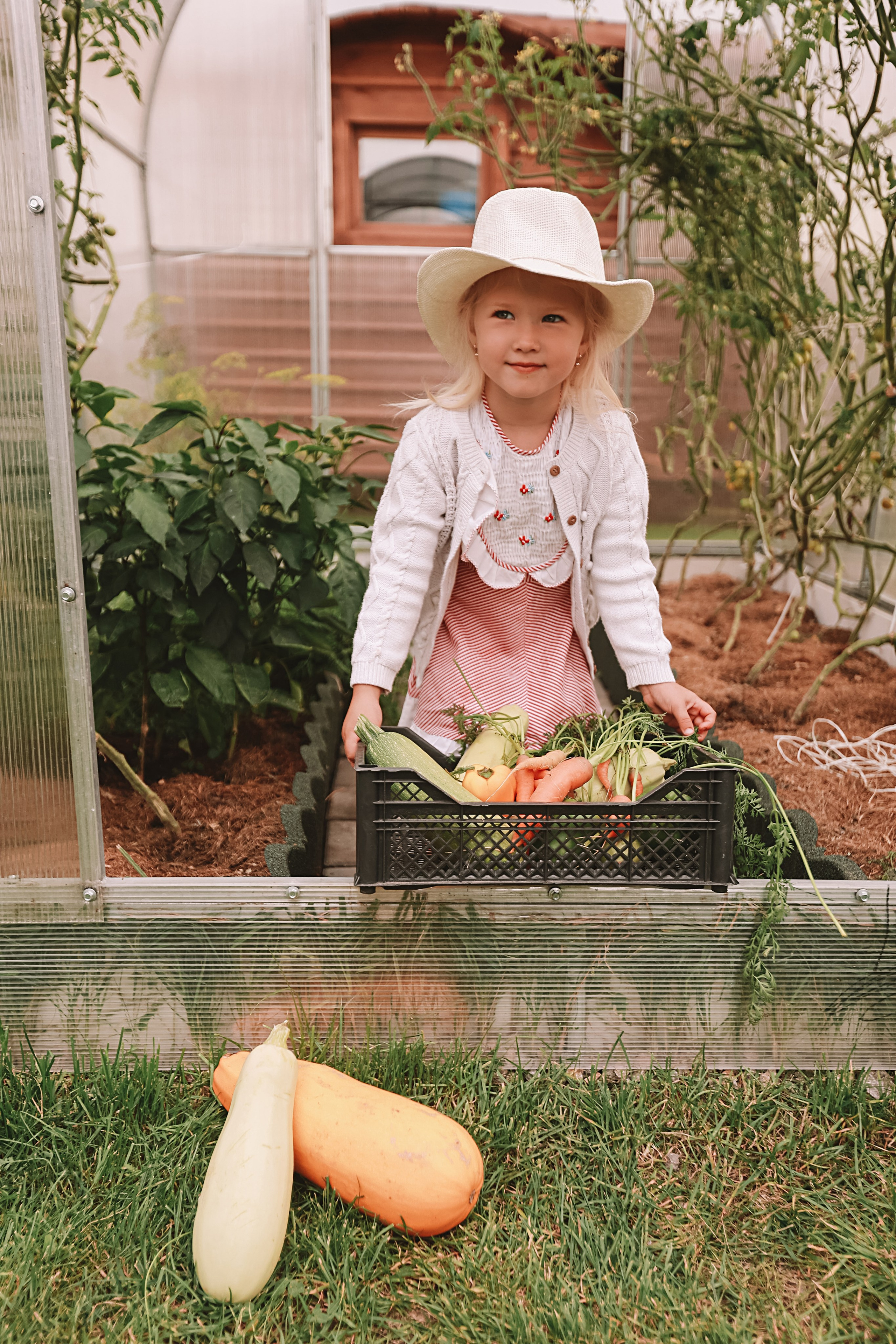 У дома. Семейный фотограф Тюмень, фотограф на роды Салмина Мария