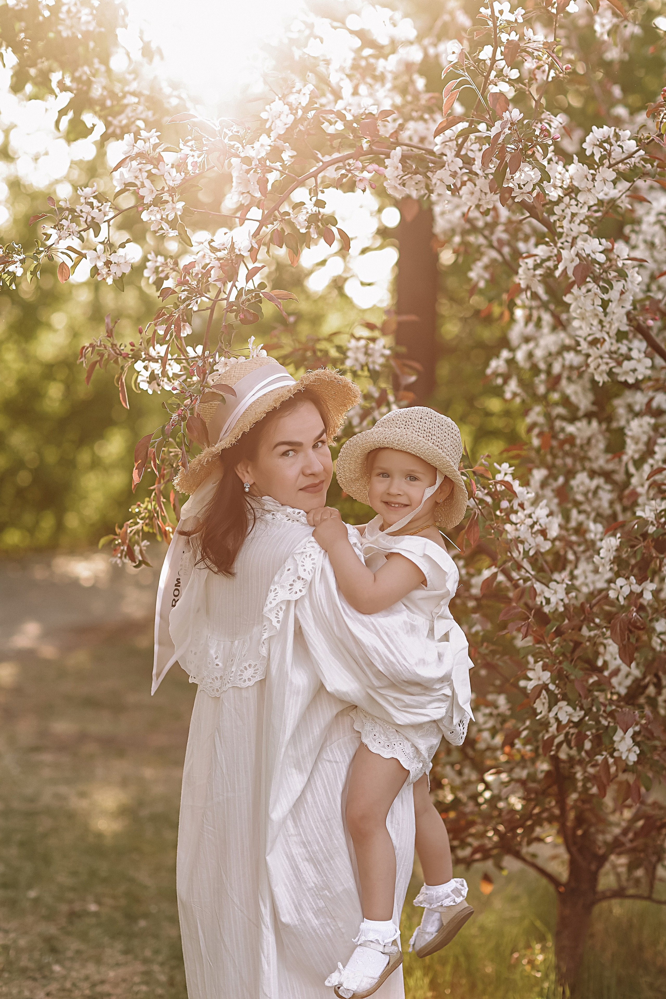 Яблони. Семейный фотограф Тюмень, фотограф на роды Салмина Мария
