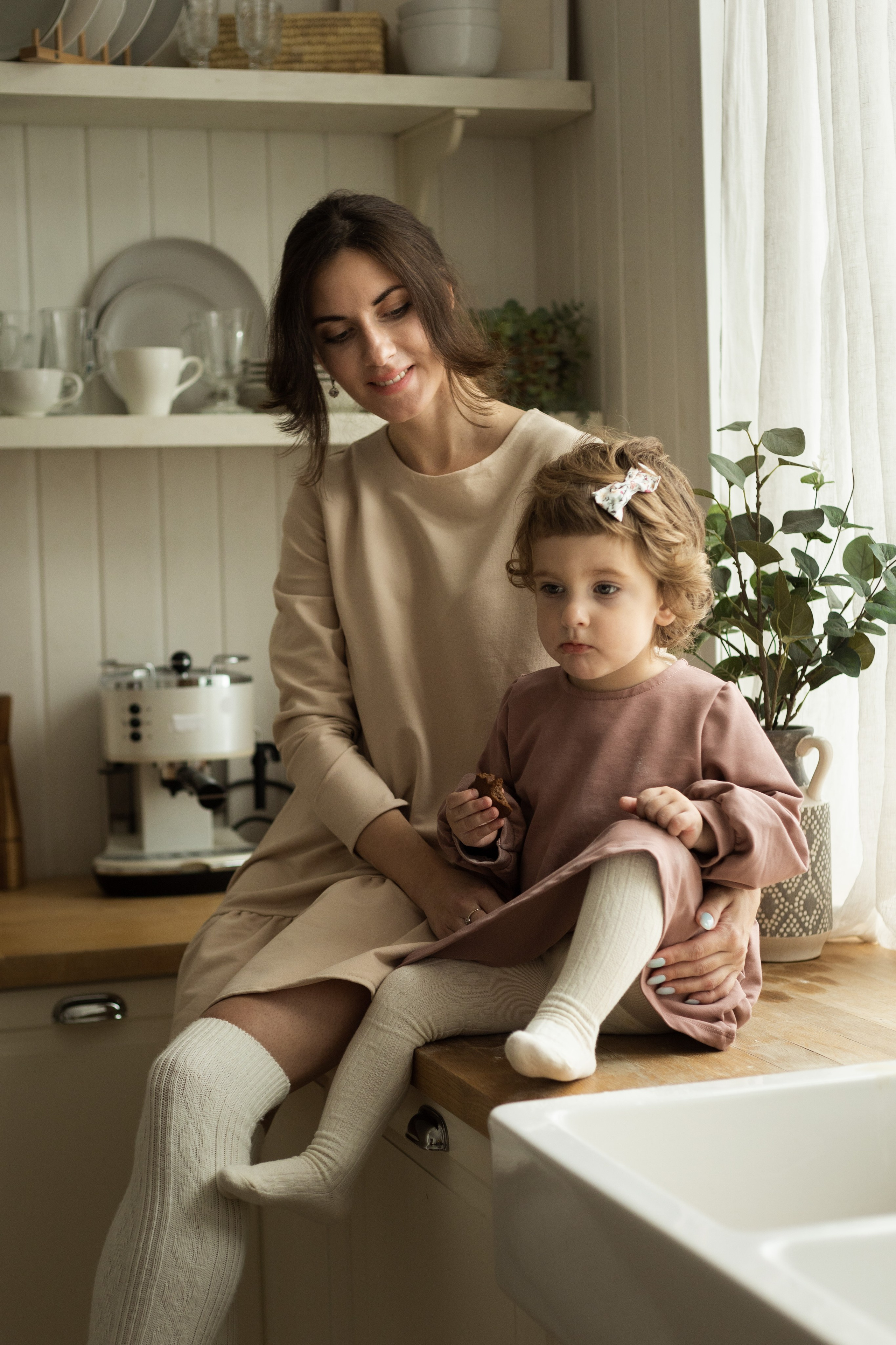 Аксинья и Нина готовят вместе печенье. Студийная фотосессия мамы и дочки в lifestyle стиле. Семейный и детский фотограф в Санкт-Петербурге Павлова Елена