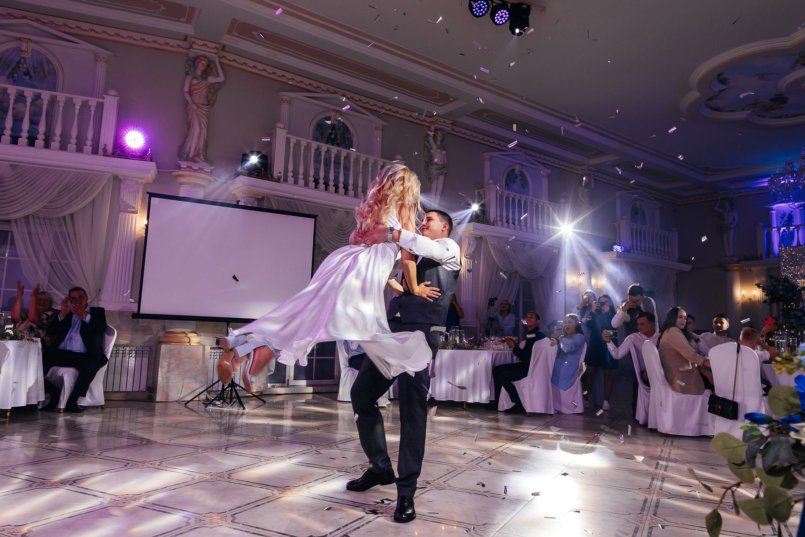 Стильная фотосессия пары в интерьерах ресторана. Олег Сверчков | Свадебный фотограф Вологда