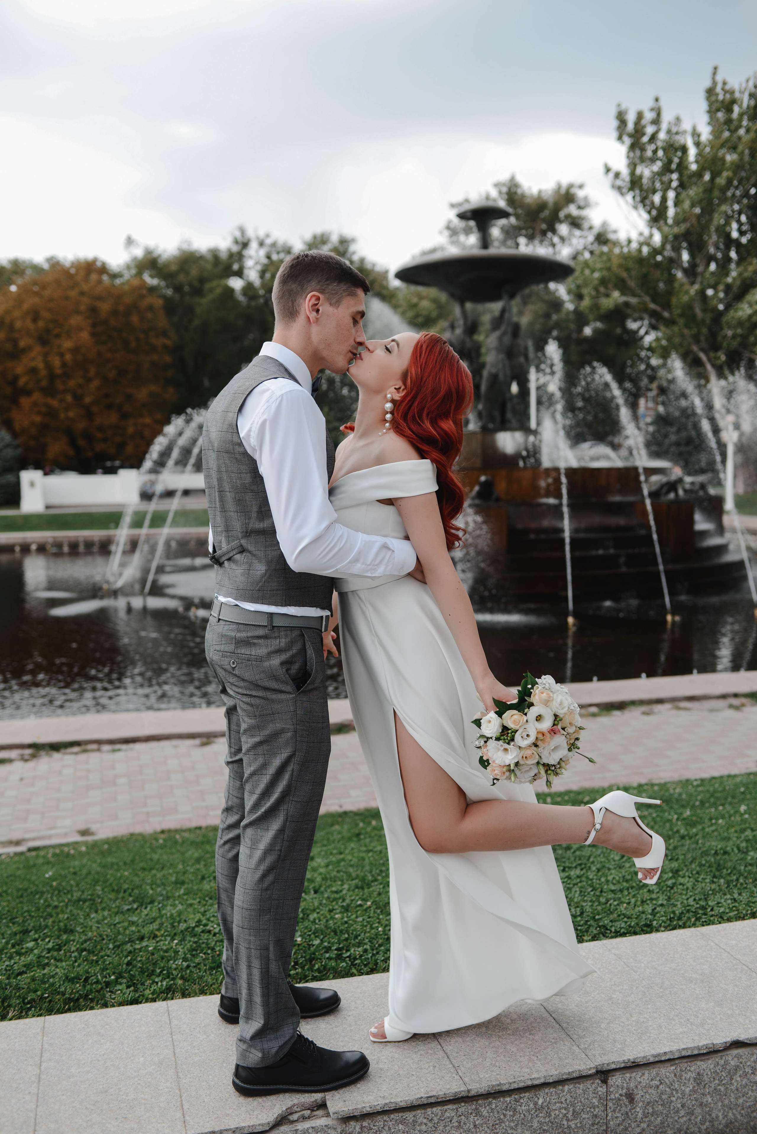 Свадебная прогулка по городу. Фотограф Ярута Оксана / Ростов-на-Дону