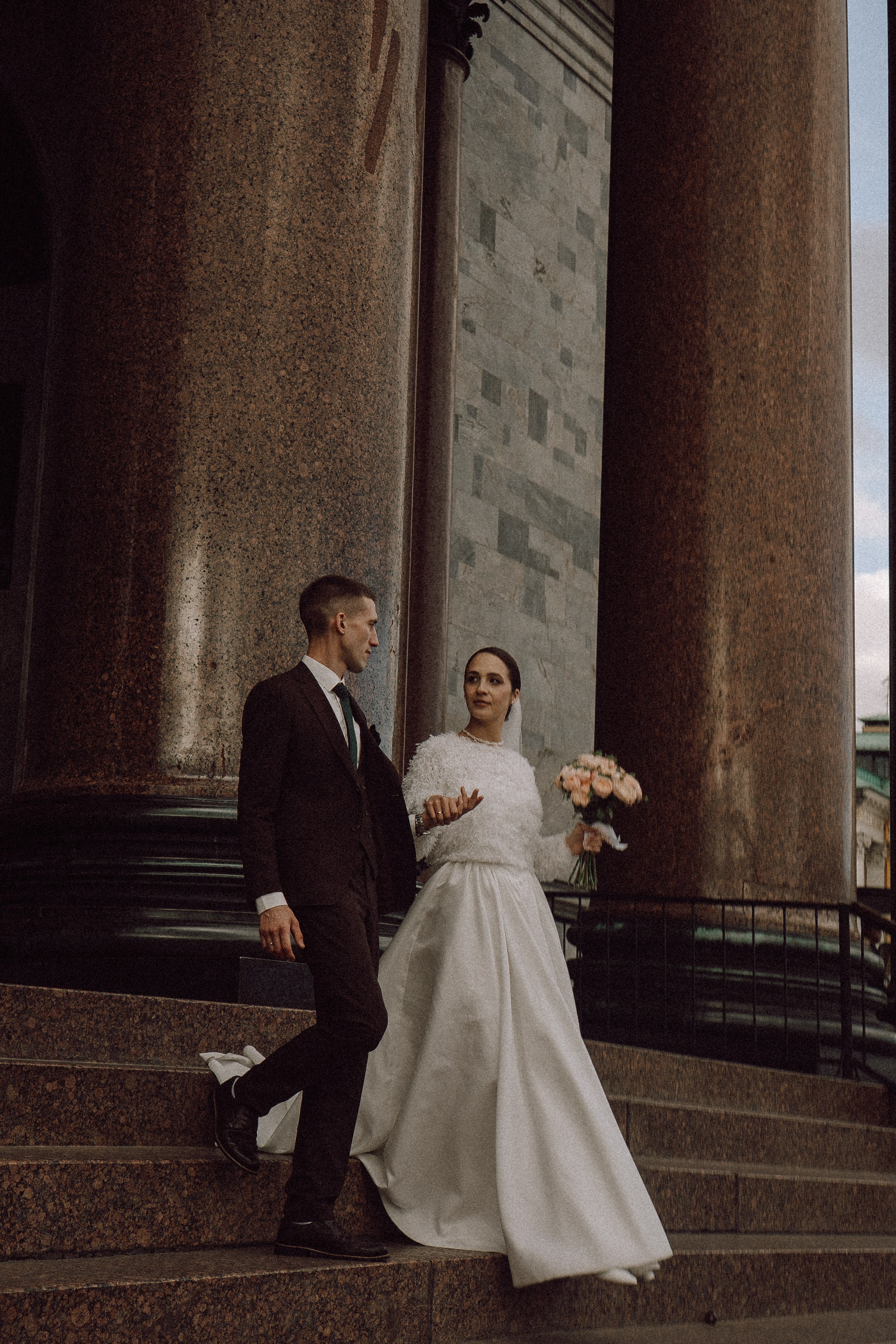 СВАДЕБНАЯ ПРОГУЛКА В САНТК-ПЕТЕРБУРГЕ (ИСАКИЕВСКИЙ СОБОР, ЗИМНЯЯ КАНАВКА, ЭРМИТАЖ И БОЛЬШАЯ МОРСКАЯ УЛИЦА). Профессиональный фотограф, Санкт-Петербург — Виктория Богомолова