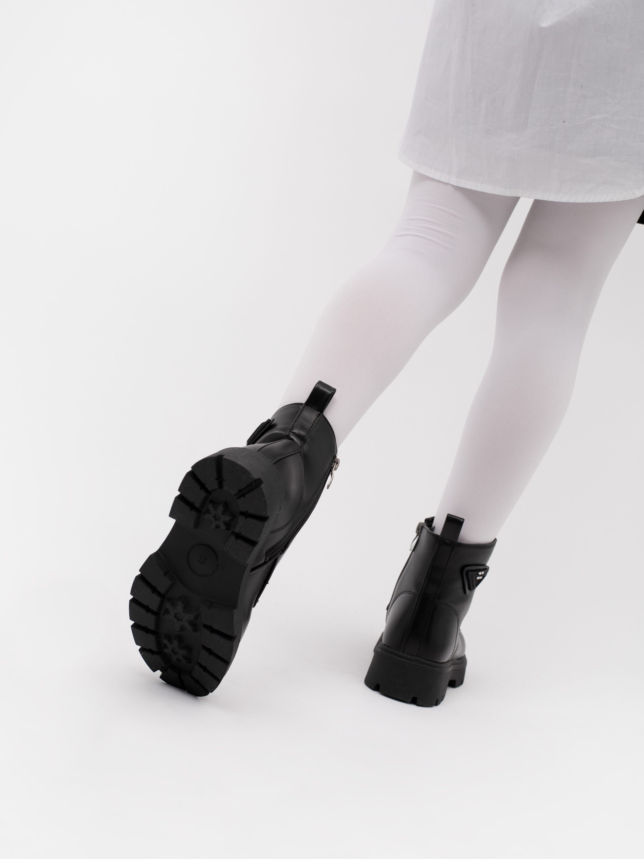 Ботинки для девочки. Фотостудия предметной и модельной съёмки для маркетплейсов