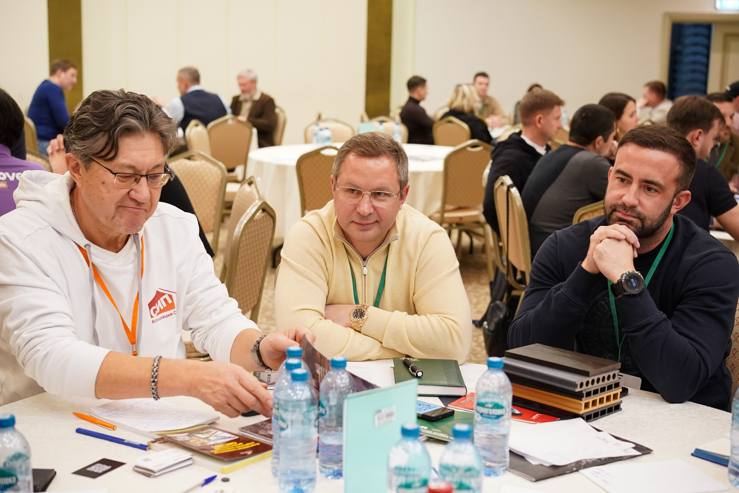 Малоэтажная страна конференция. Фотограф