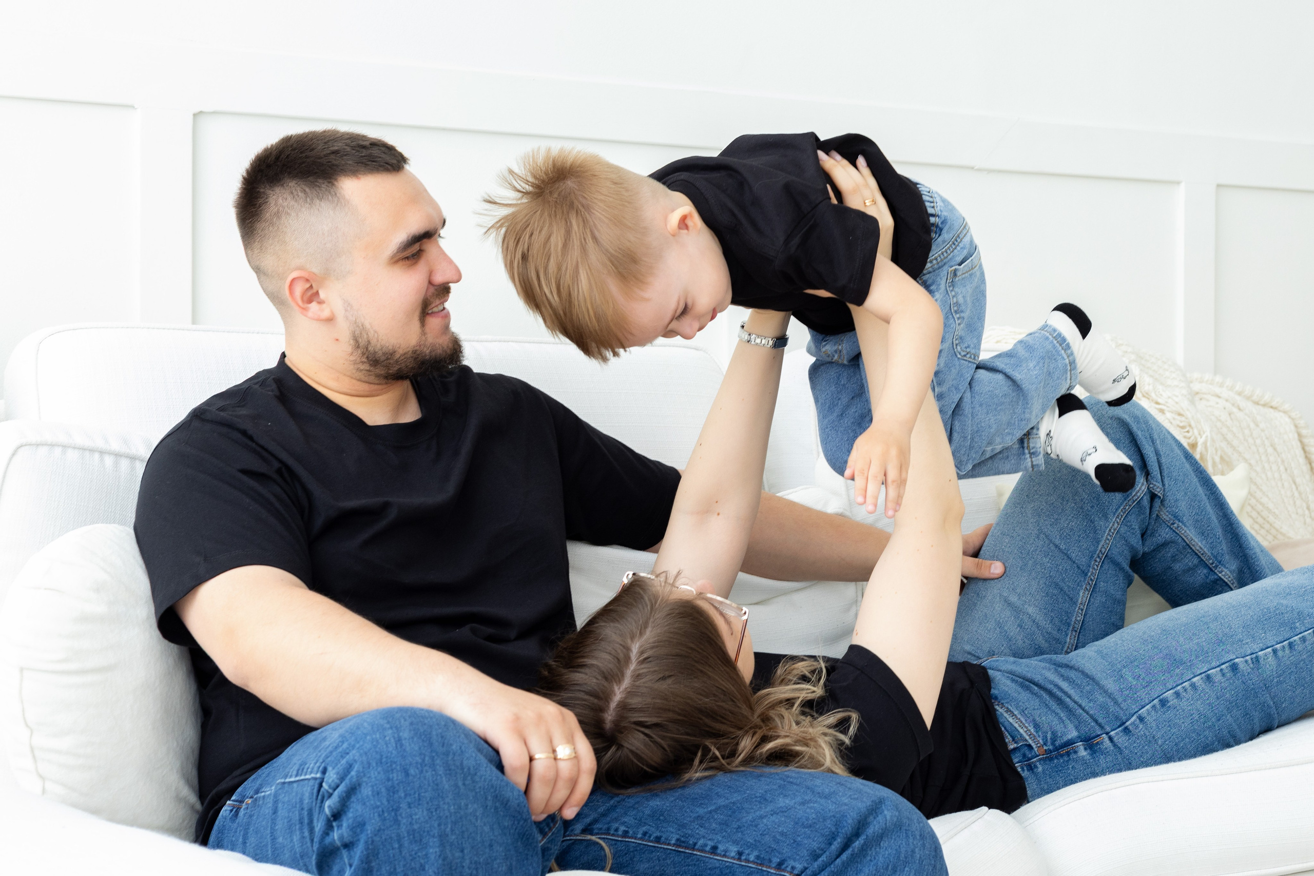 Семейная фотосессия в студии (Михаил, Крестина и Макар). Женский фотограф в Орске Новотроицке Динара Долганова