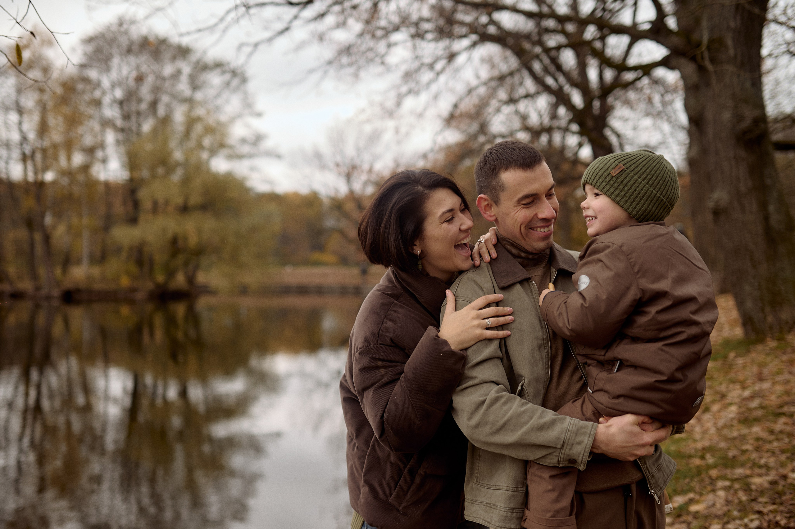 Вова, Юля и Максим в осеннем парке. Семейный и свадебный lifestyle-фотограф в Москве Мария Петрова