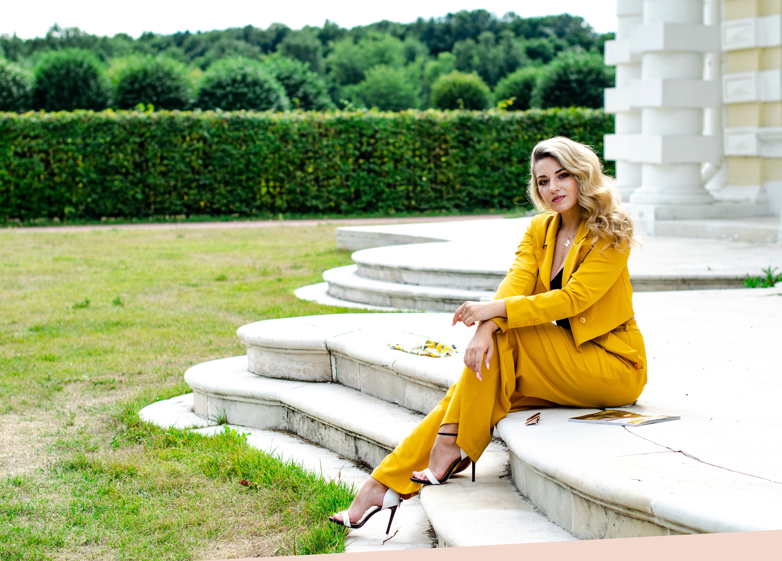 Park, woman in yellow, nature. Family, portrait, content photo in Costa Rica Evgeniya Besprozvannykh