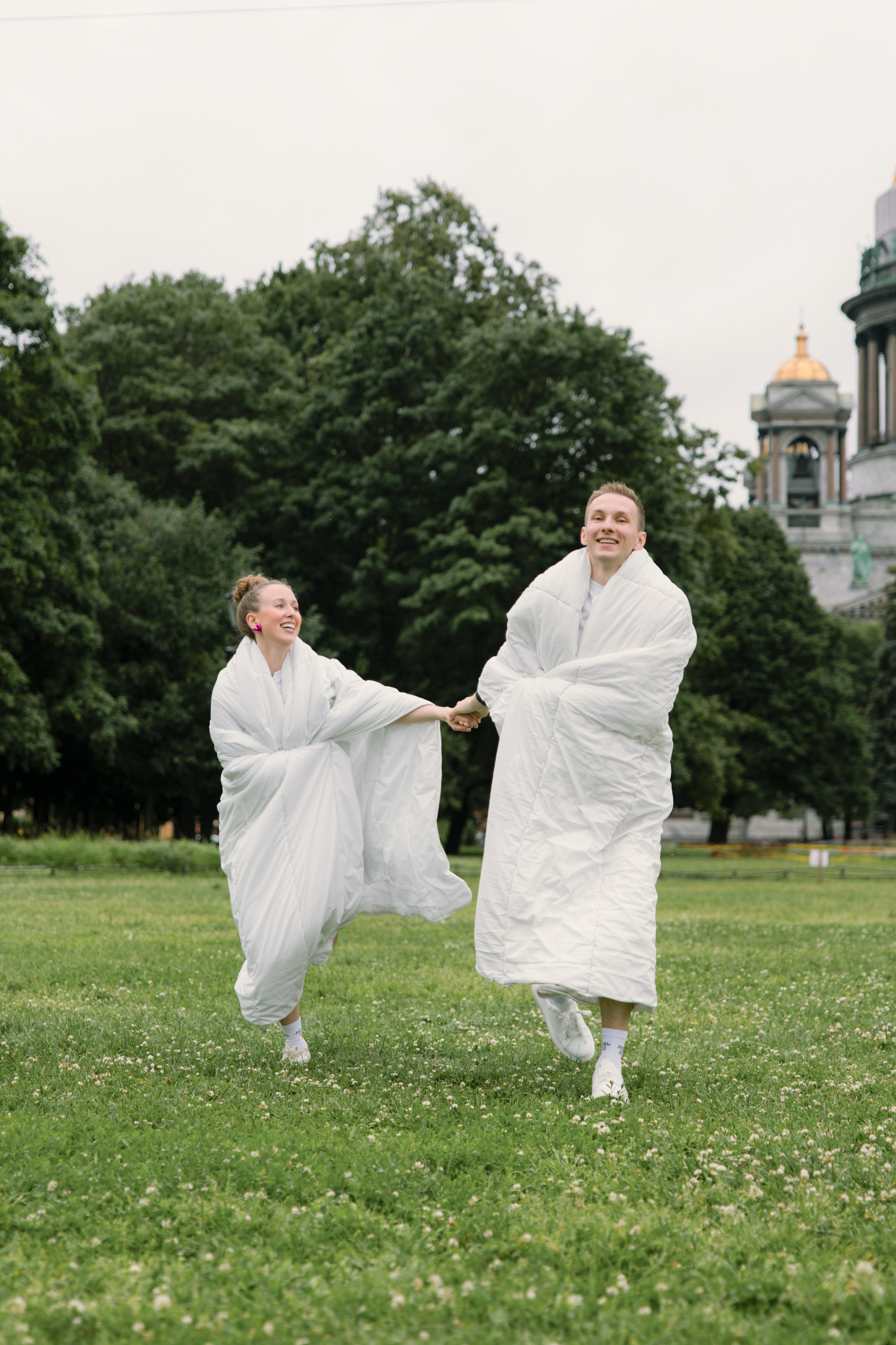 Лавстори прогулка в одеялах по ночному городу летом в Санкт-Петербурге. Фотограф в Санкт-Петербурге Вагнер Юлия