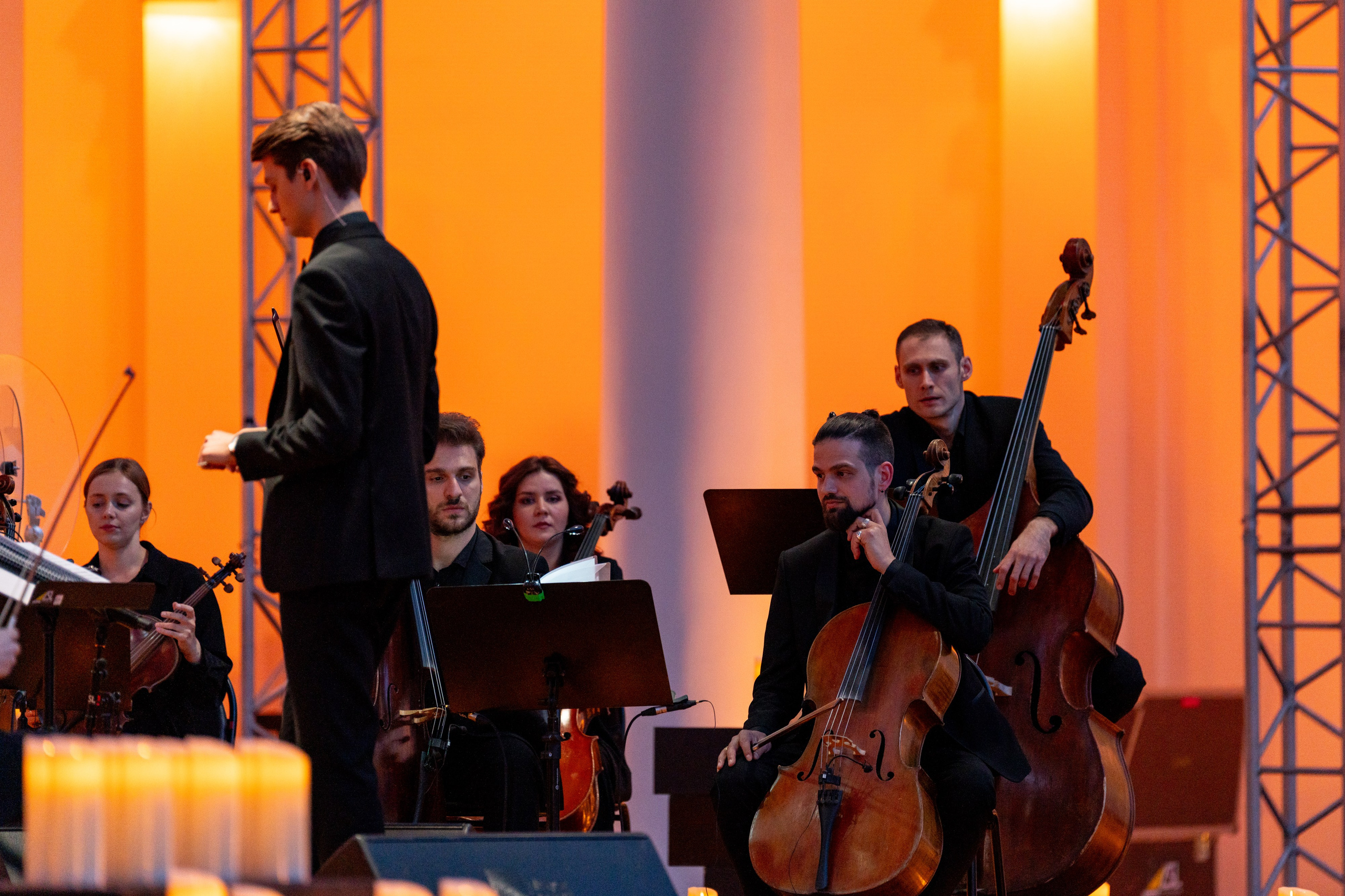 Симфонический оркестр Lumisfera при свечах. Фотограф Никита Комаров