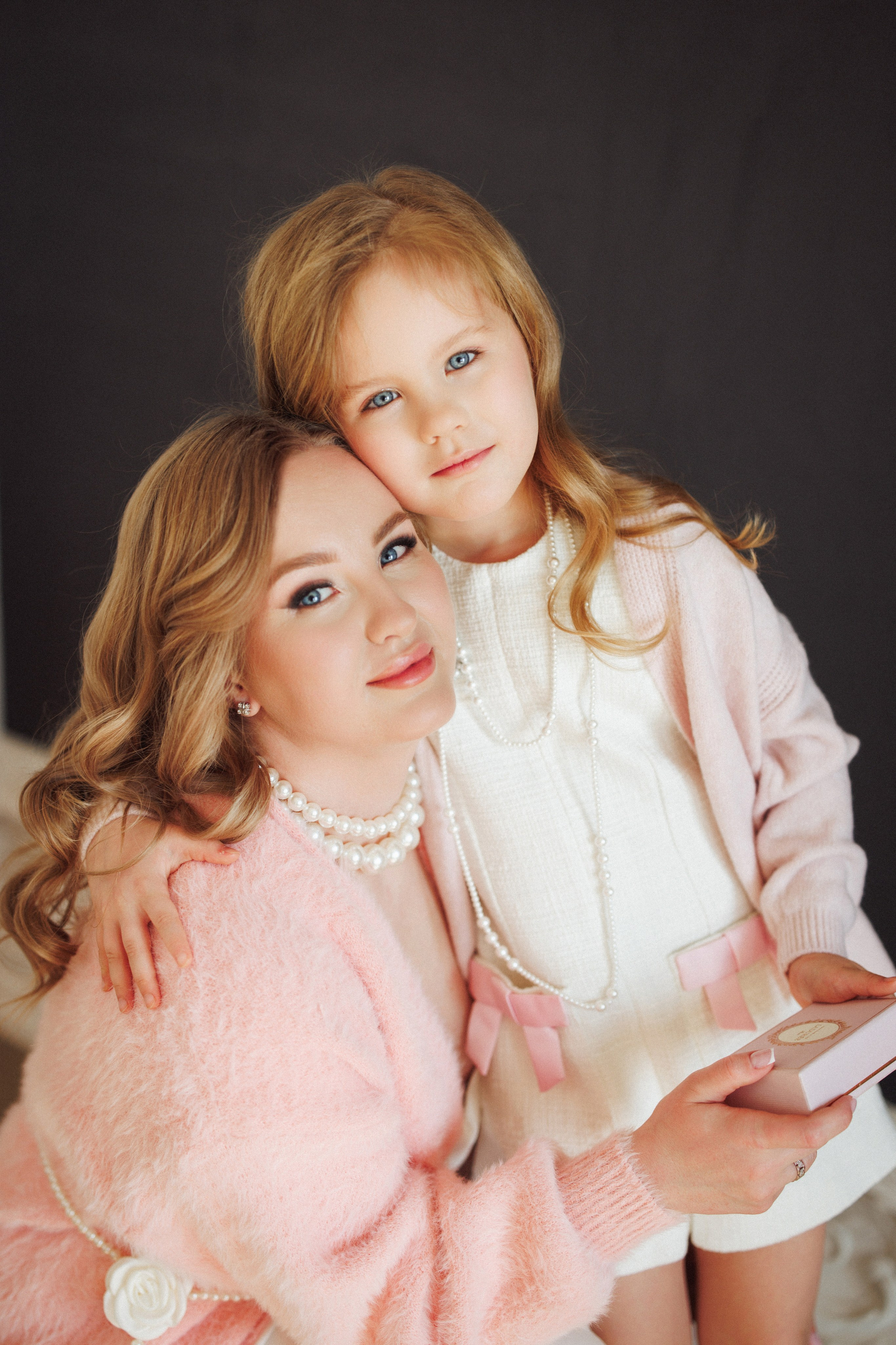 Фотосессия для мамы и дочки в фотостудии «РИМ», г. Краснодар. Семейный и детский фотограф в Краснодаре Анна Трашкова