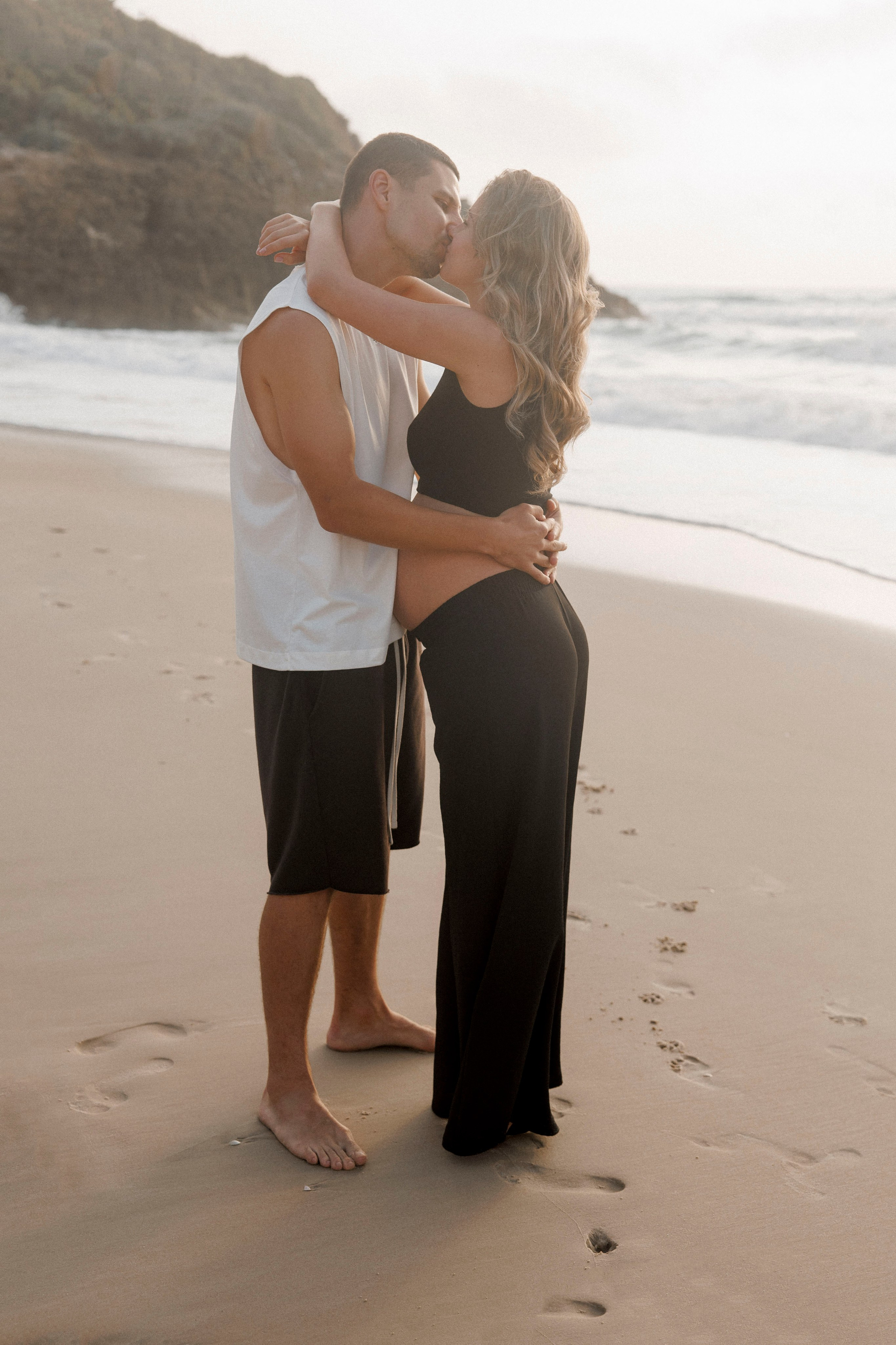 Pregnancy photoshoot near the sea (cloudy weather). Главная