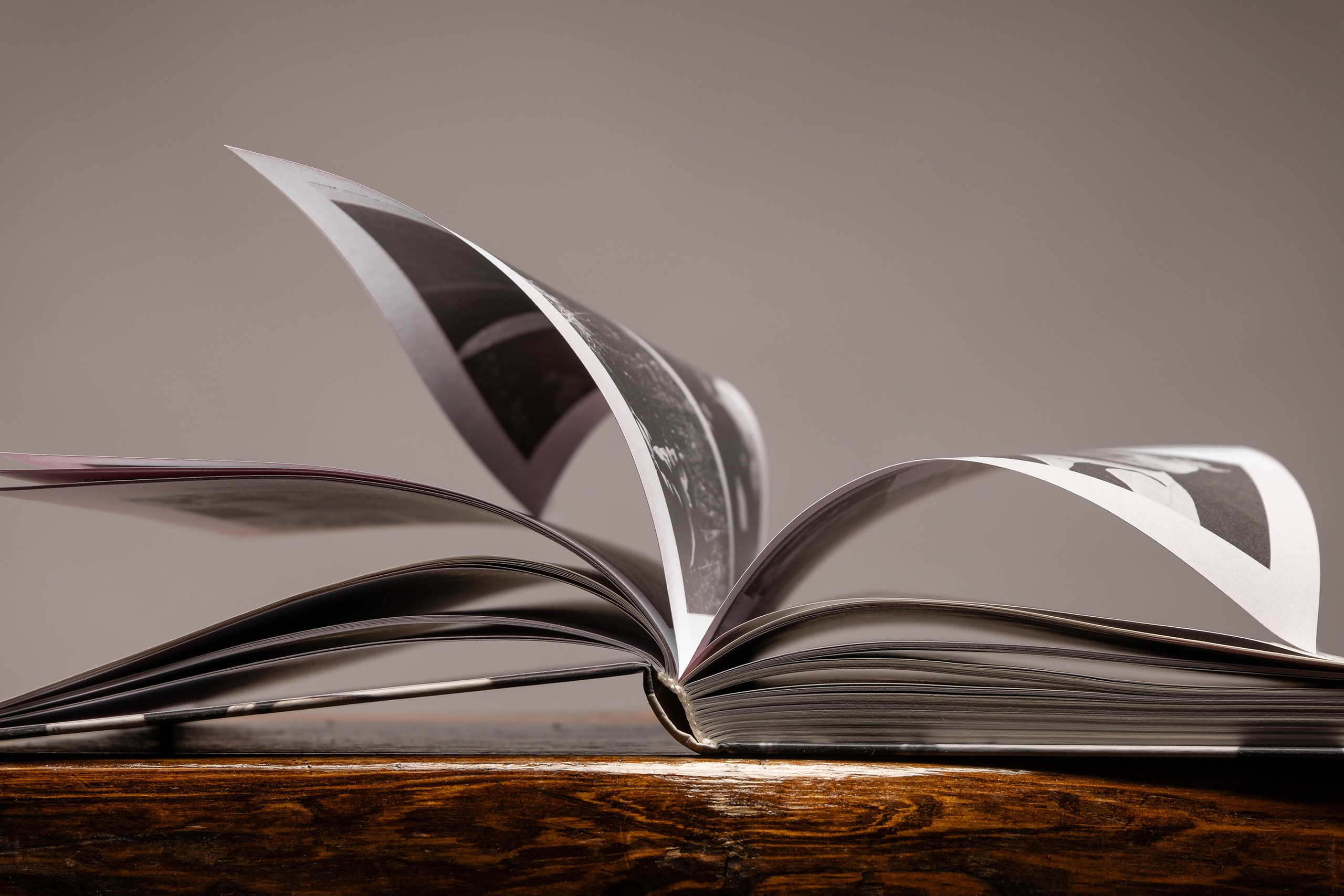 Перелистывание книжных страниц.