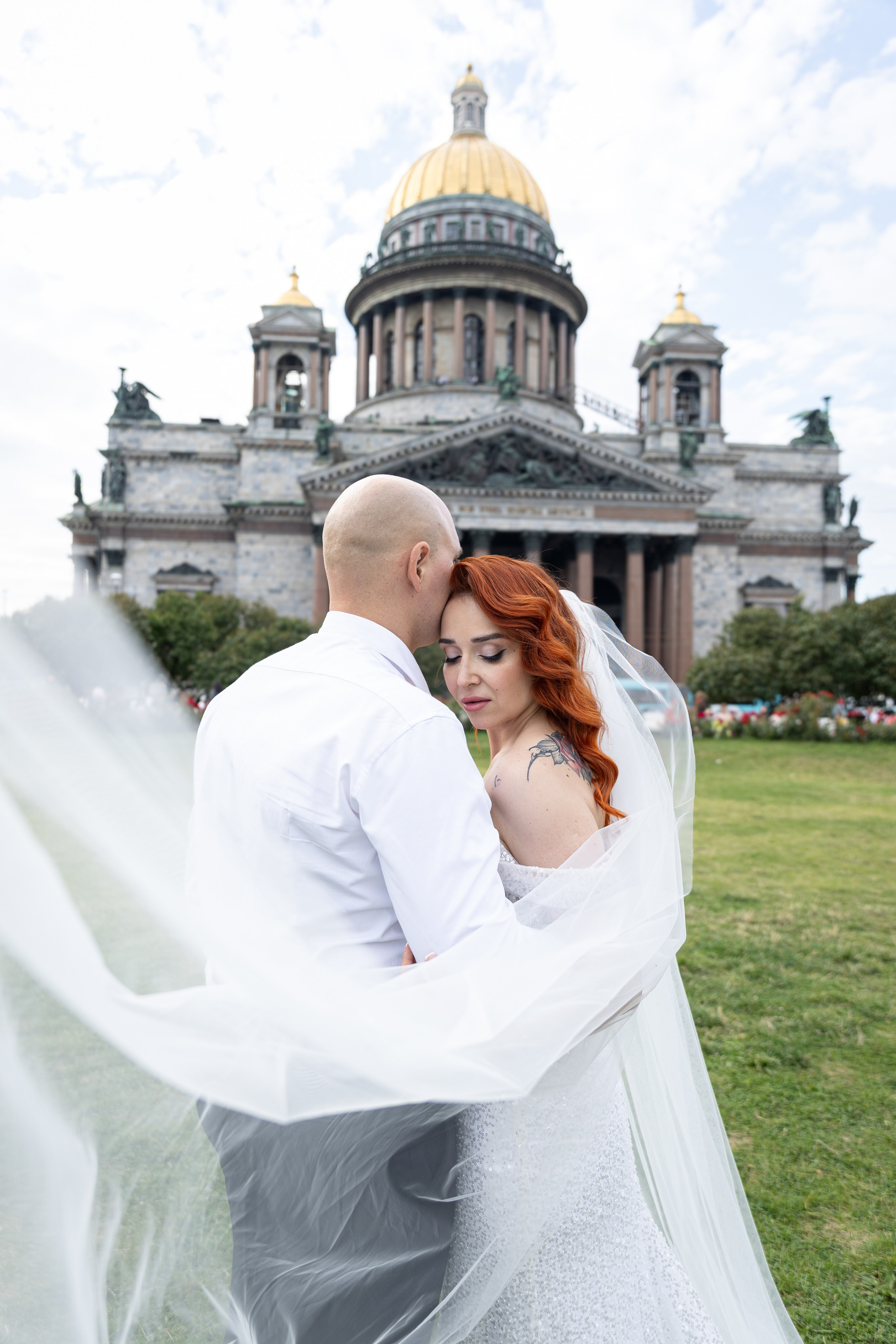 Свадебная прогулка по популярному месту. Портретный фотограф в Санкт-Петербурге Савельева Ольга
