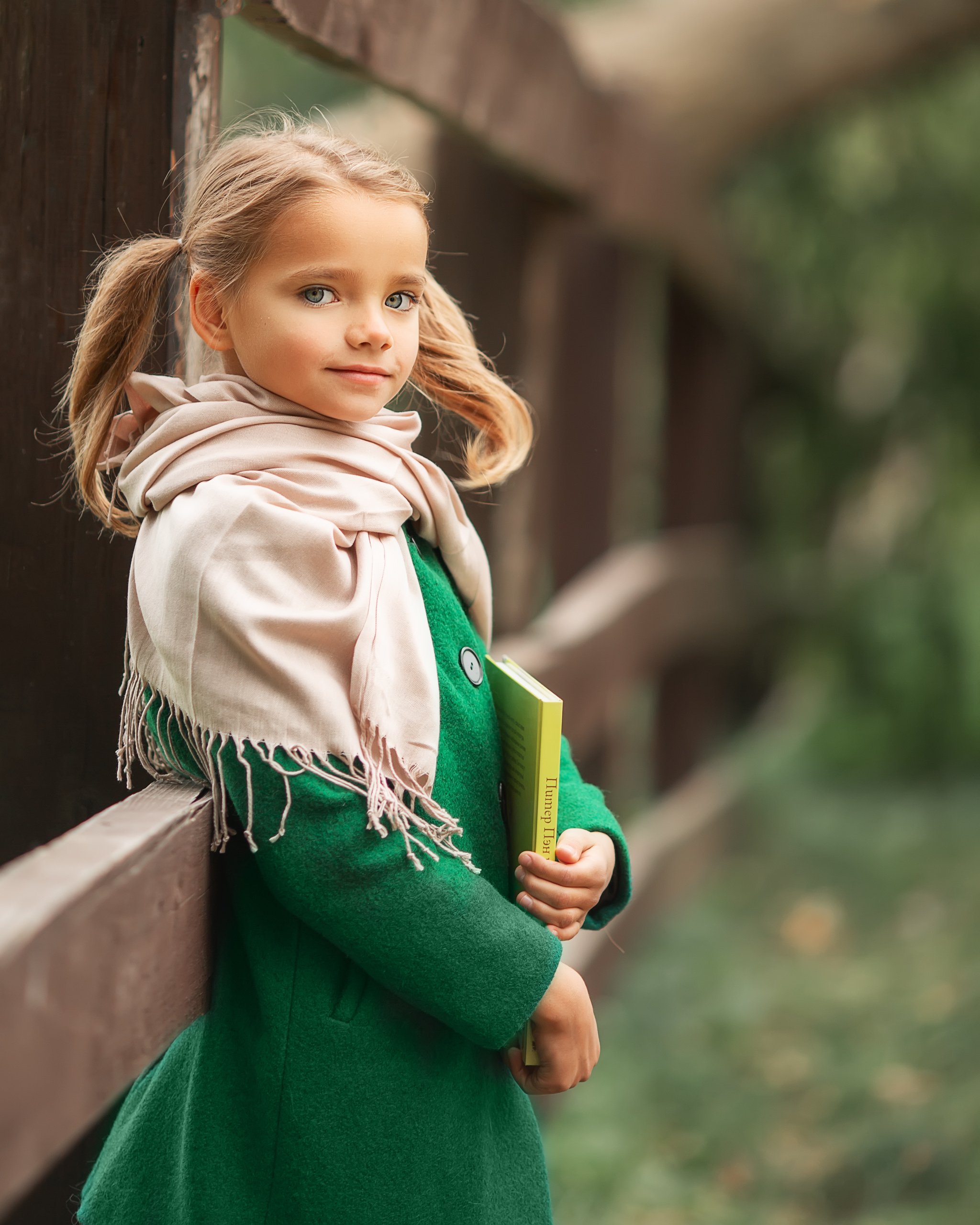 Девочка в парке с книжкой